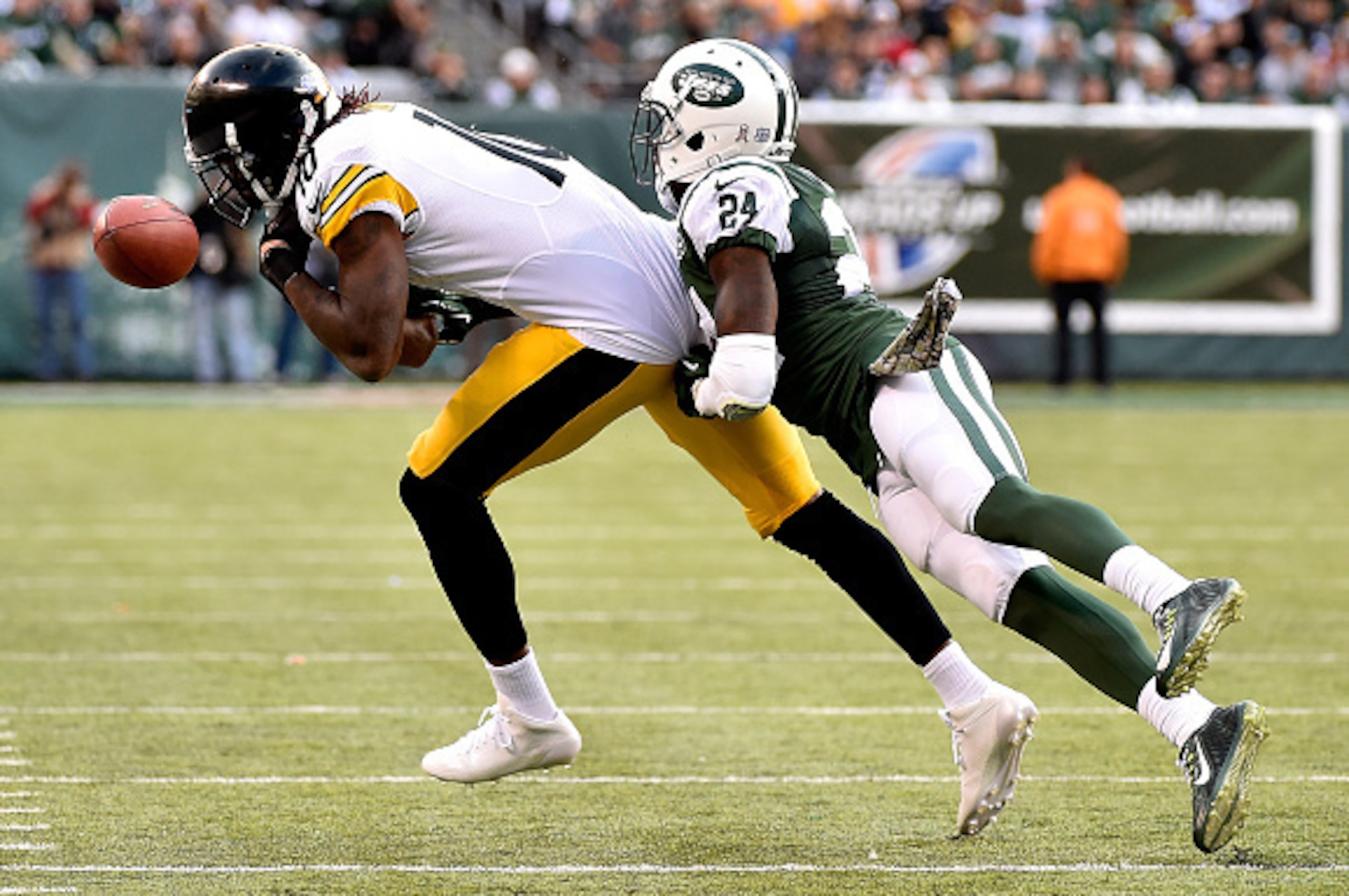 EAST RUTHERFORD, NJ - NOVEMBER 09:  Wide receiver Martavis Bryant #10 of the Pittsburgh Steelers tries to make a catch as cornerback Phillip Adams #24 of the New York Jets defends during a game at MetLife Stadium on November 9, 2014 in East Rutherford, Ne