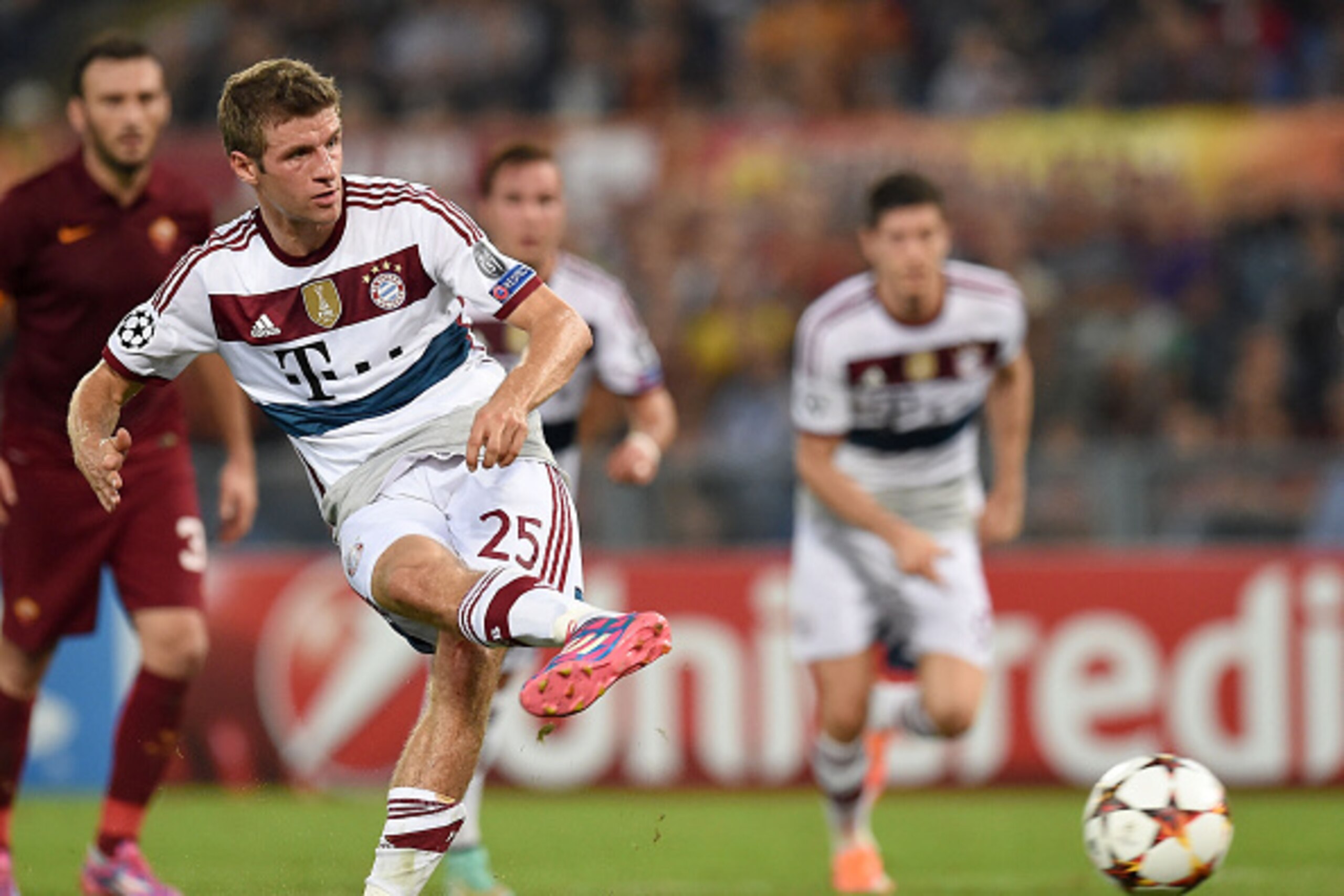 ROME, ITALY - OCTOBER 21:  Thomas Muller of FC Bayern Muenchen  takes the penalty and scores the goal 0-5 during the UEFA Champions League match between AS Roma and FC Bayern Muenchen at Stadio Olimpico on October 21, 2014 in Rome, Italy.  (Photo by Giuse