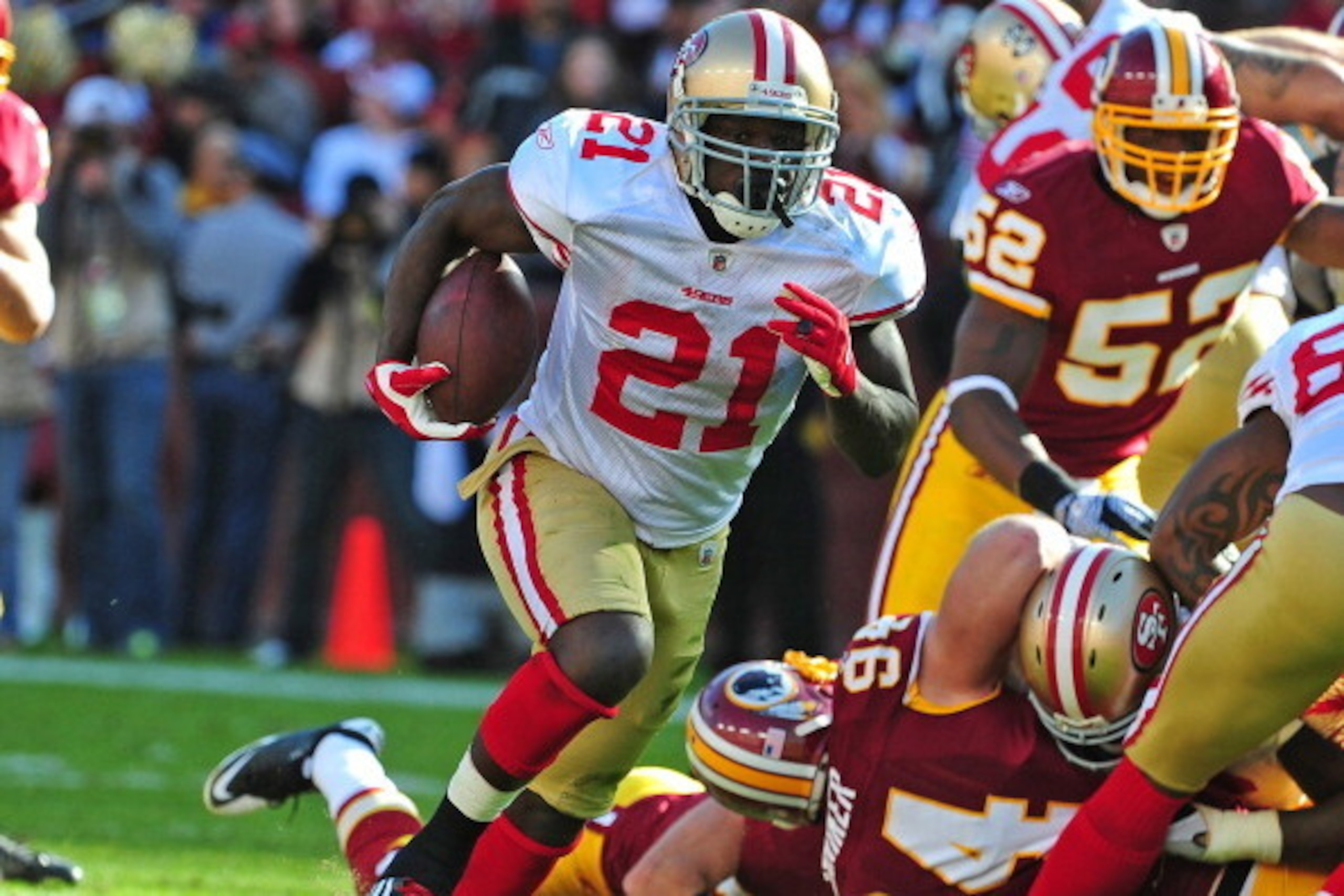 LANDOVER, MD - NOVEMBER 6: Frank Gore #21 of the San Francisco 49ers carries the ball against the Washington Redskins at FedEx Field on November 6, 2011 in Landover, Maryland. (Photo by Scott Cunningham/Getty Images)