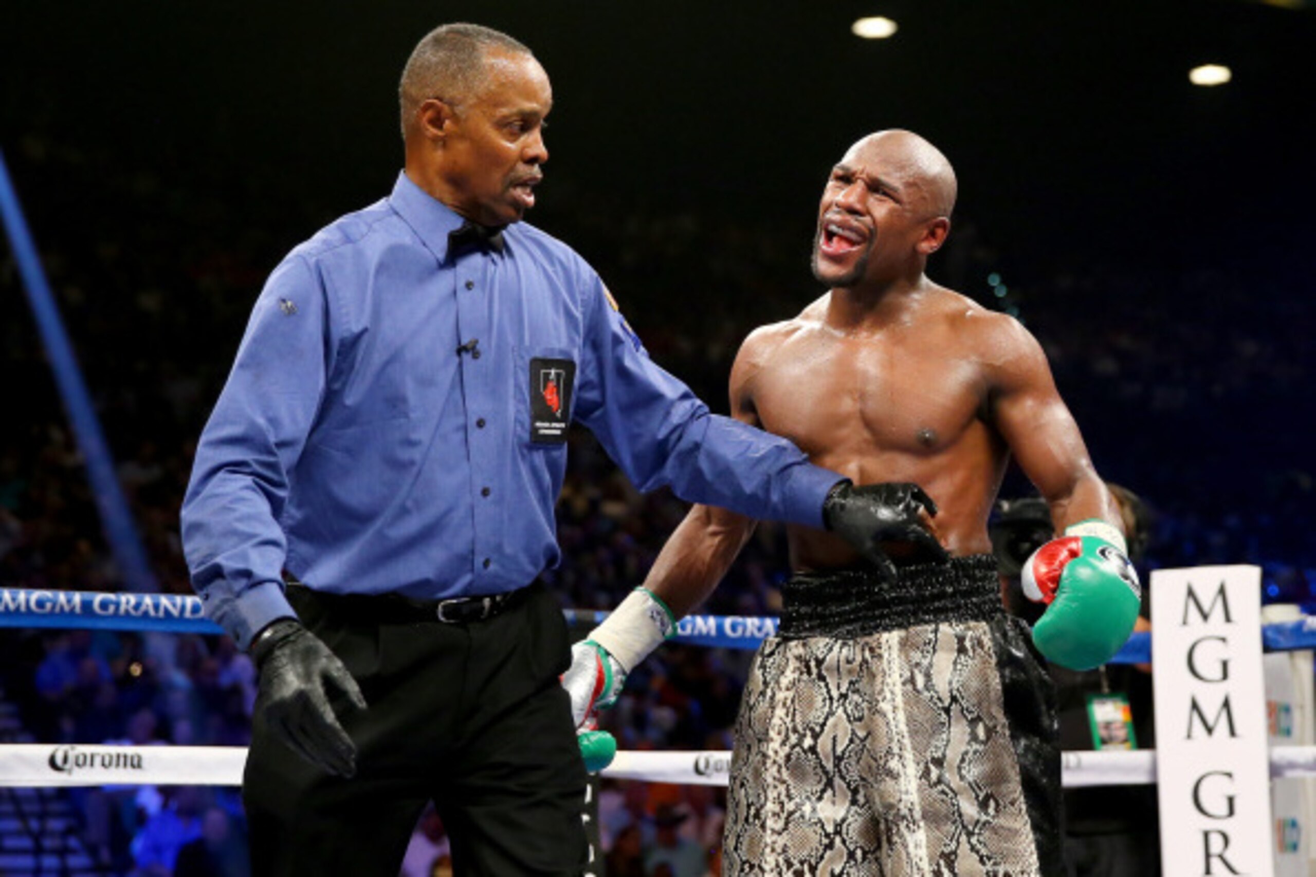 LAS VEGAS, NV - SEPTEMBER 13:  Floyd Mayweather Jr. tells referee Kenny Bayless that Marcos Maidana bit him during the 8th round in their WBC/WBA welterweight title fight at the MGM Grand Garden Arena on September 13, 2014 in Las Vegas, Nevada.  (Photo by