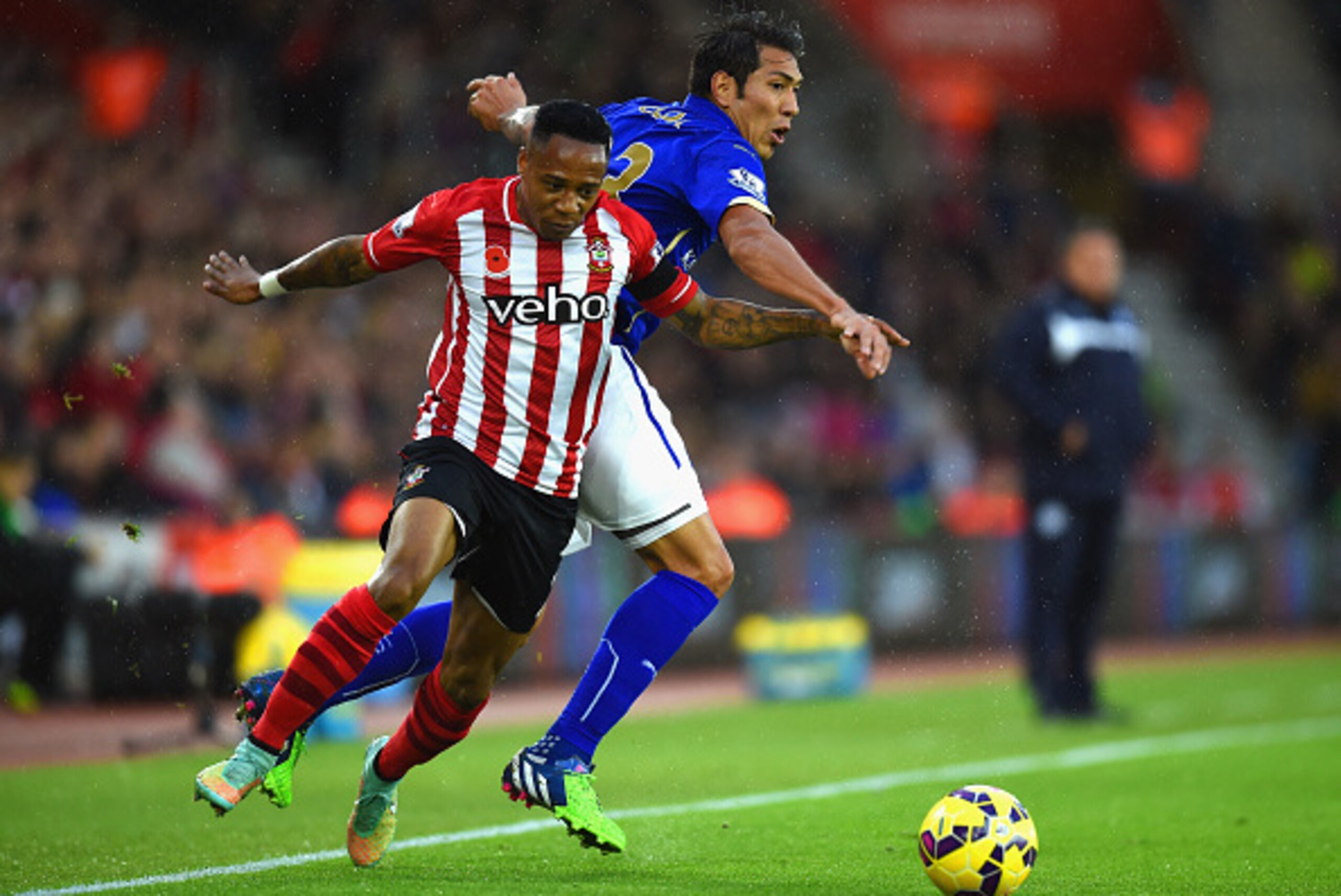 SOUTHAMPTON, ENGLAND - NOVEMBER 08: Nathaniel Clyne of Southampton and Leonardo Ulloa of Leicester City battle for the ball  during the Barclays Premier League match between Southampton and Leicester City at St Mary's Stadium on November 8, 2014 in Southa