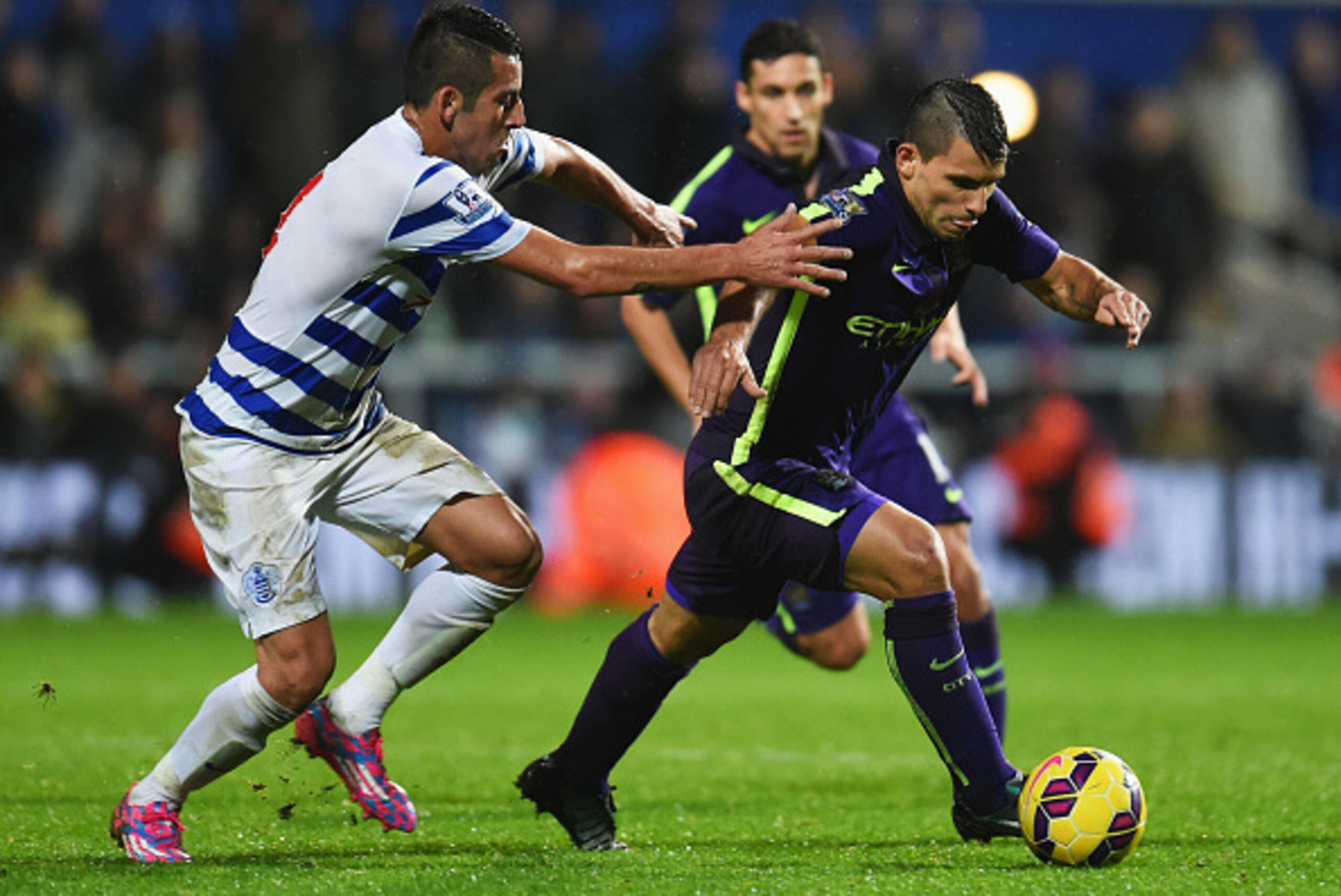 LONDON, ENGLAND - NOVEMBER 08:  Sergio Aguero of Manchester City battles with Mauricio Isla of QPR during the Barclays Premier League match between Queens Park Rangers and Manchester City at Loftus Road on November 8, 2014 in London, England.  (Photo by T