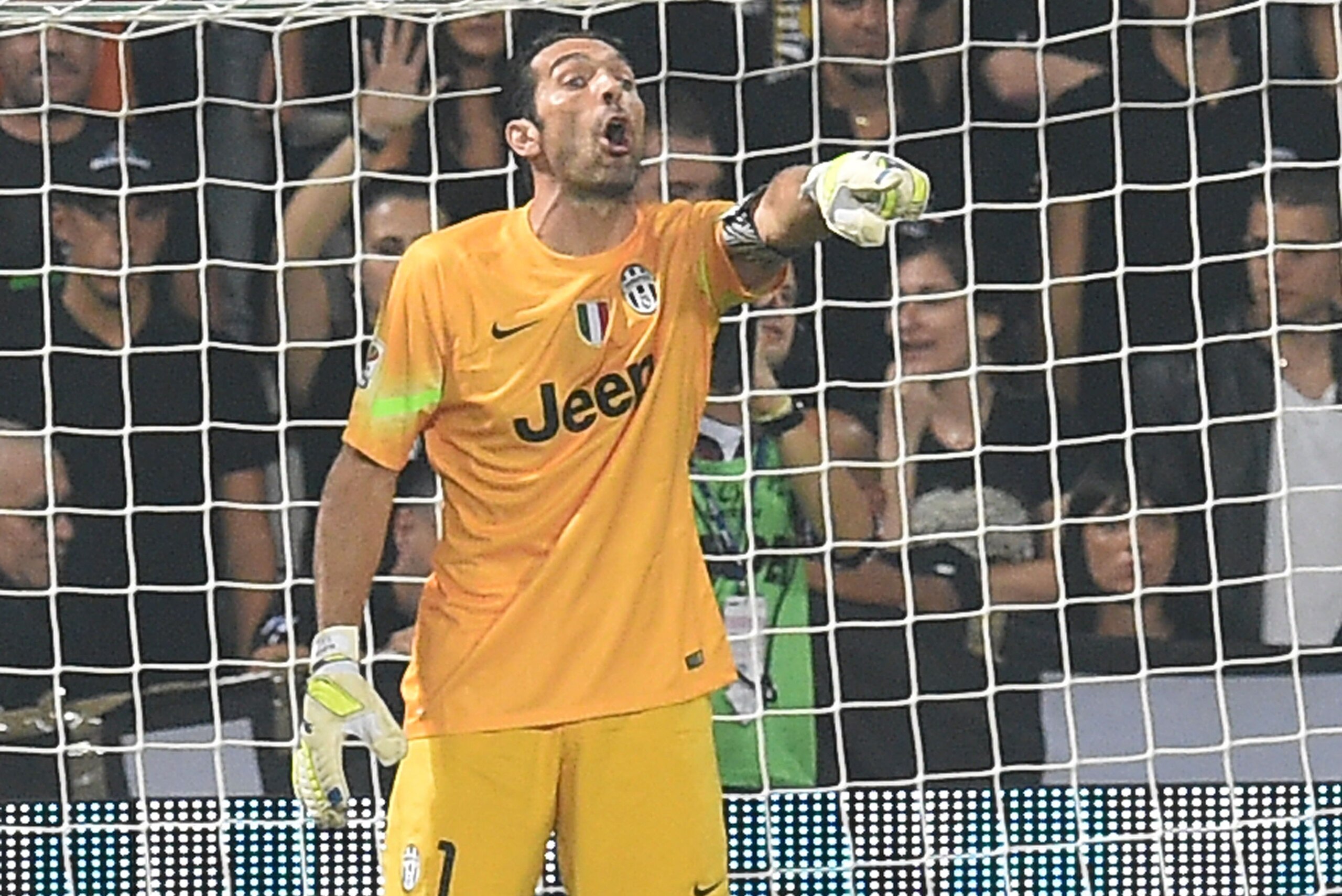 REGGIO NELL'EMILIA, ITALY - OCTOBER 18: Gianluigi Buffon of Juventus in action during the Serie A match between US Sassuolo Calcio and Juventus FC at Mapei Stadium on October 18, 2014 in Reggio nell'Emilia, Italy.  (Photo by Giuseppe Bellini/Getty Images)