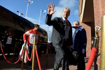 SUNDERLAND, ENGLAND - OCTOBER 25:  Arsene Wenger, manager of Arsenal waves to the fans as he steps off the team bus prior to kickoff during the Barclays Premier League match between Sunderland and Arsenal at the Stadium of Light on October 25, 2014 in Sun