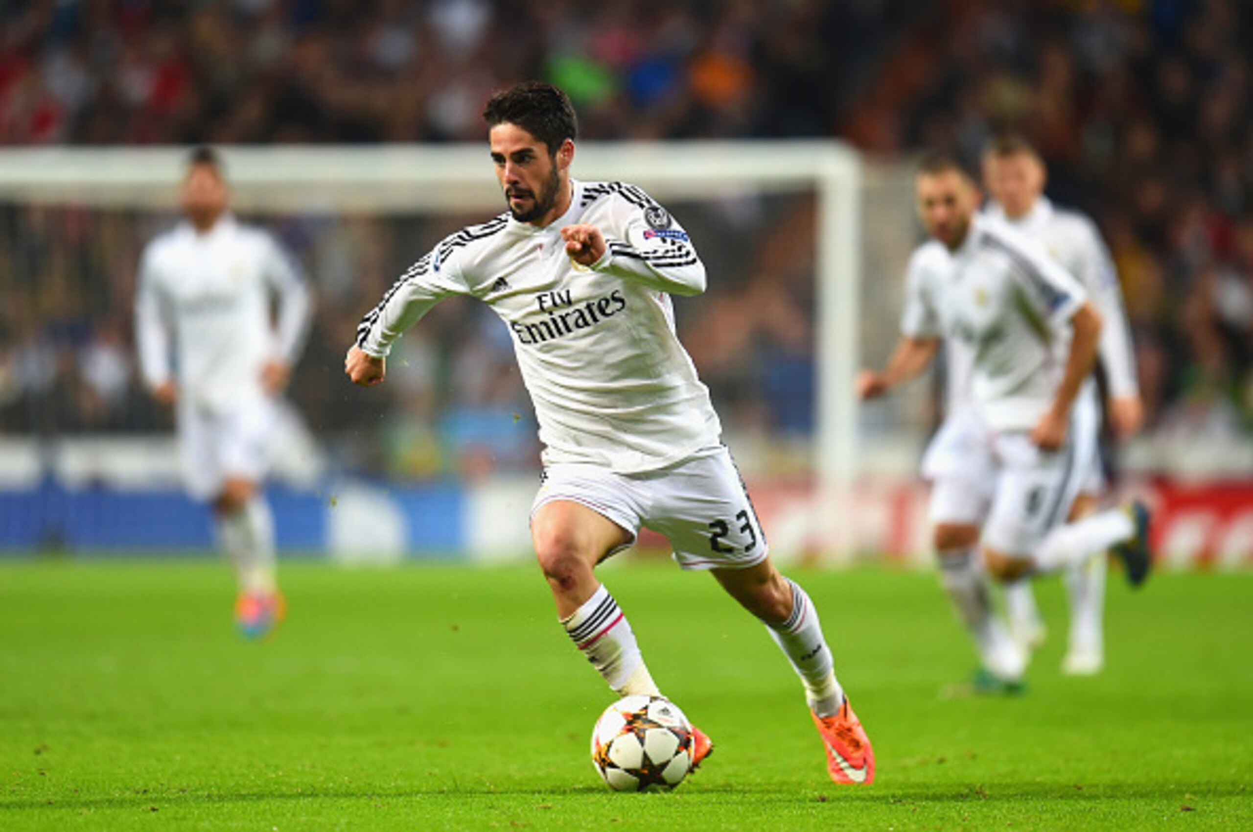 MADRID, SPAIN - NOVEMBER 04: Isco of Real Madrid CF on the ball during the UEFA Champions League Group B match between Real Madrid CF and Liverpool FC at Estadio Santiago Bernabeu on November 4, 2014 in Madrid, Spain.  (Photo by Shaun Botterill/Getty Imag