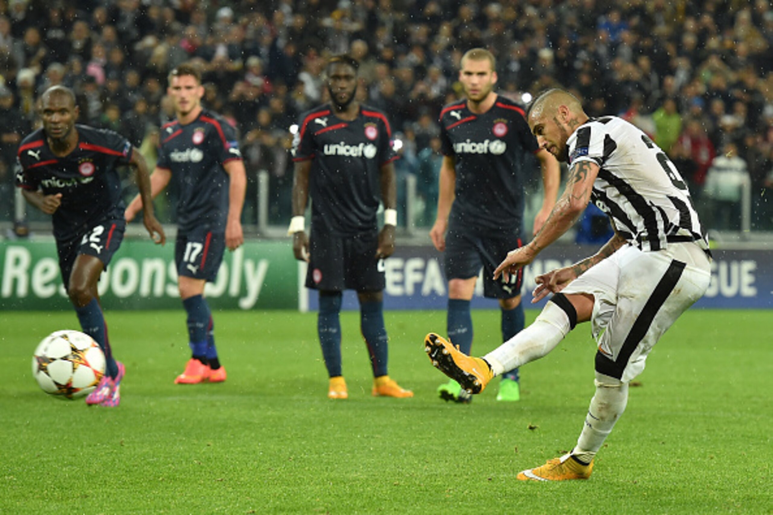 TURIN, ITALY - NOVEMBER 04: Arturo Vidal (R) of Juventus misses a penalty during the UEFA Champions League group A match between Juventus and Olympiacos FC at Juventus Arena on November 4, 2014 in Turin, Italy. (Photo by Valerio Pennicino/Getty Images) TURIN, ITALY - NOVEMBER 04: Arturo Vidal (R) of Juventus misses a penalty during the UEFA Champions League group A match between Juventus and Olympiacos FC at Juventus Arena on November 4, 2014 in Turin, Italy. (Photo by Valerio Pennicino/Getty Images)