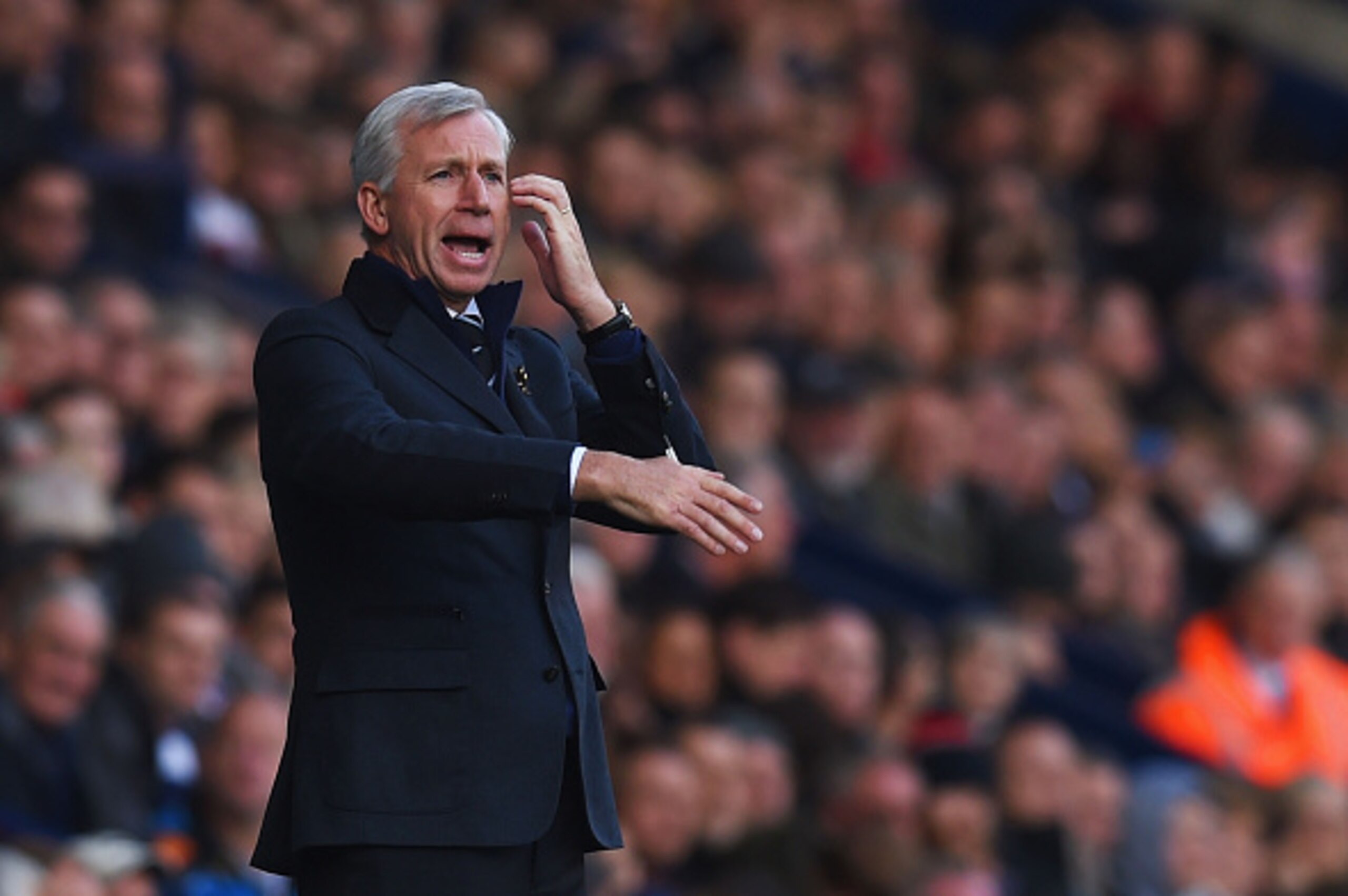WEST BROMWICH, ENGLAND - NOVEMBER 09:  Alan Pardew manager of Newcastle United shouts from the touchline during the Barclays Premier League match between West Bromwich Albion and Newcastle United at The Hawthorns on November 9, 2014 in West Bromwich, Engl
