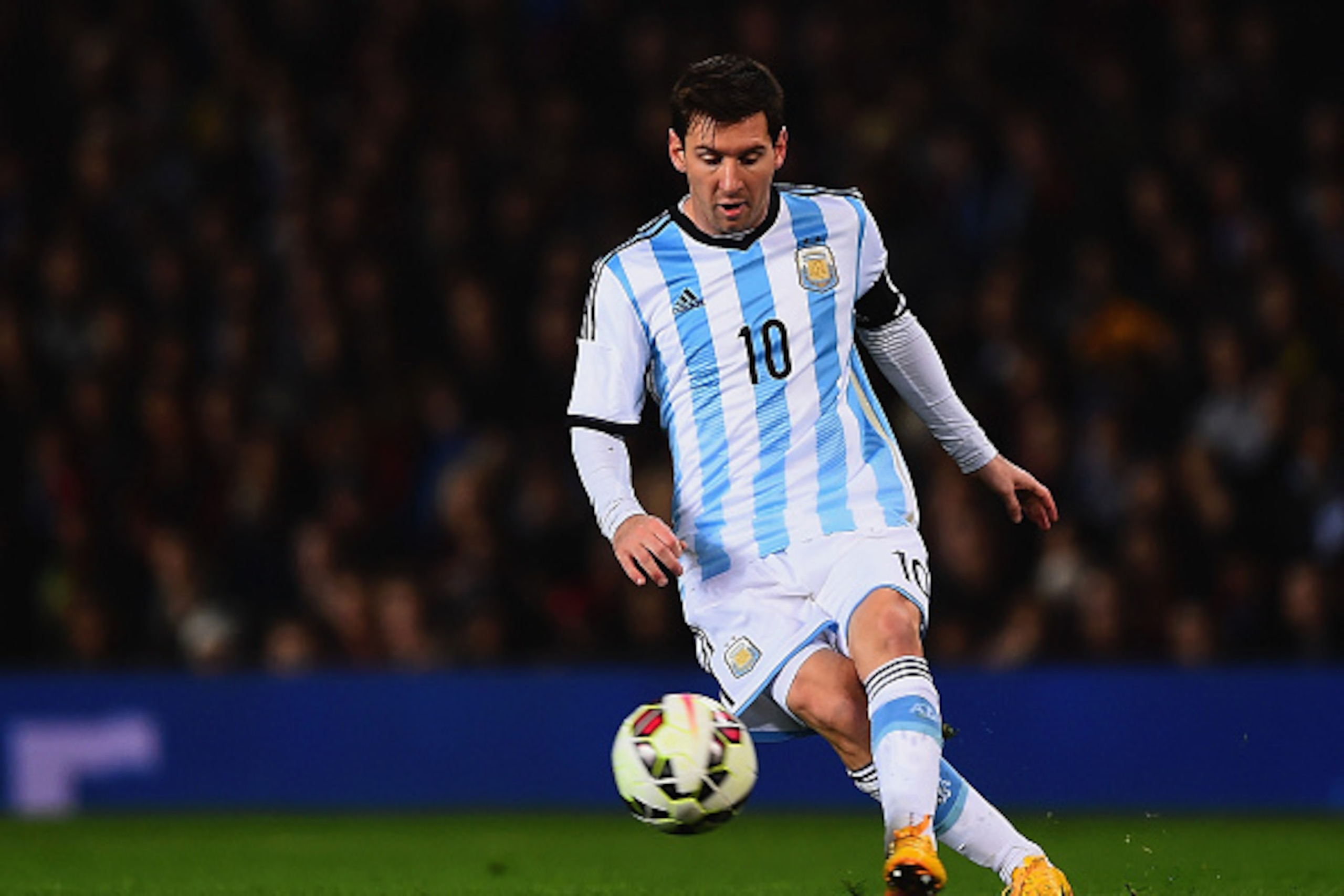 MANCHESTER, ENGLAND - NOVEMBER 18:  Lionel Messi of Argentina on the ball during the International Friendly between Argentina and Portugal at Old Trafford on November 18, 2014 in Manchester, England.  (Photo by Laurence Griffiths/Getty Images)