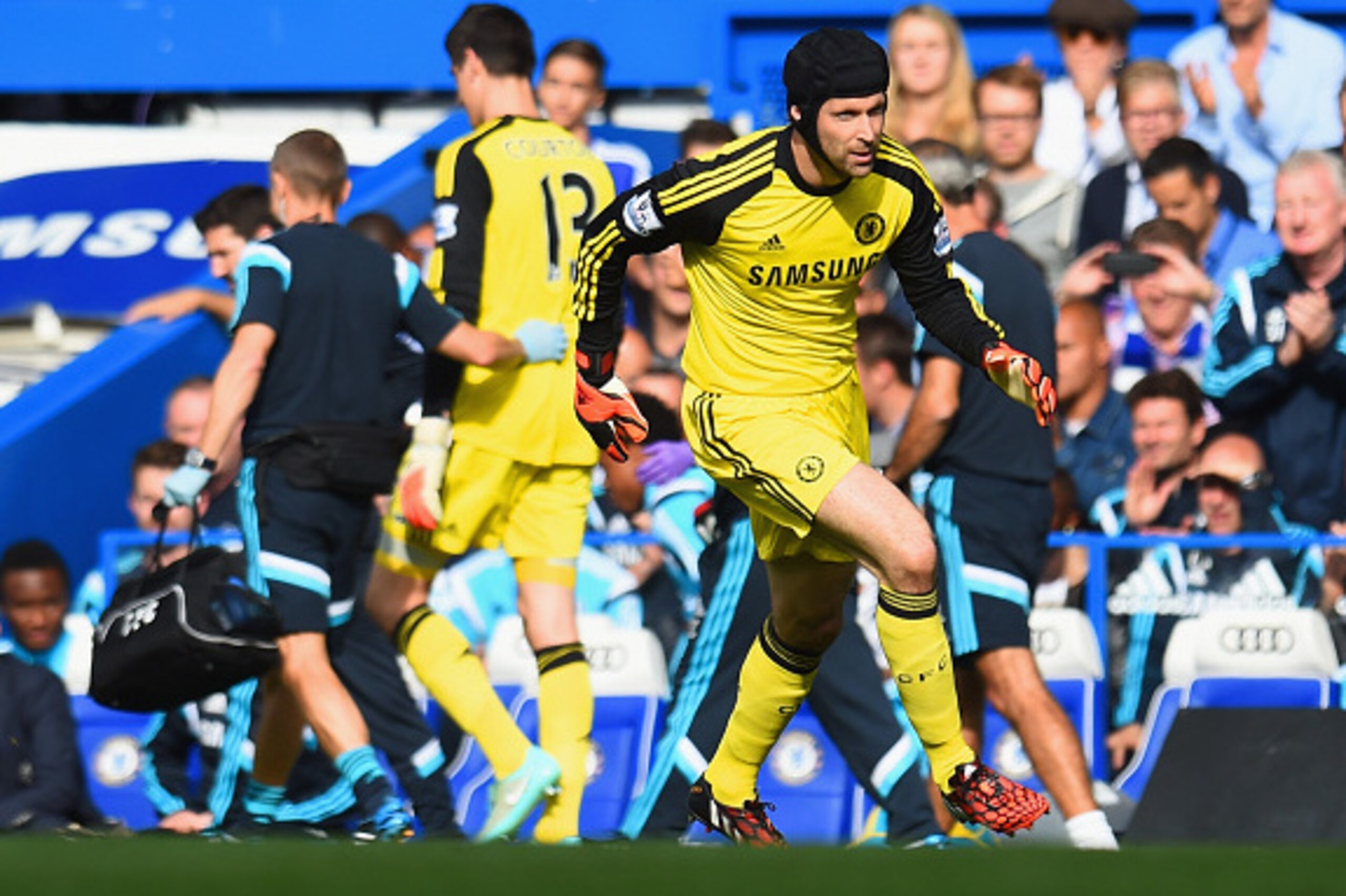 LONDON, ENGLAND - OCTOBER 05:  Petr Cech of Chelsea replaces Thibaut Courtois of Chelsea during the Barclays Premier League match between Chelsea and Arsenal at Stamford Bridge on October 4, 2014 in London, England.  (Photo by Shaun Botterill/Getty Images