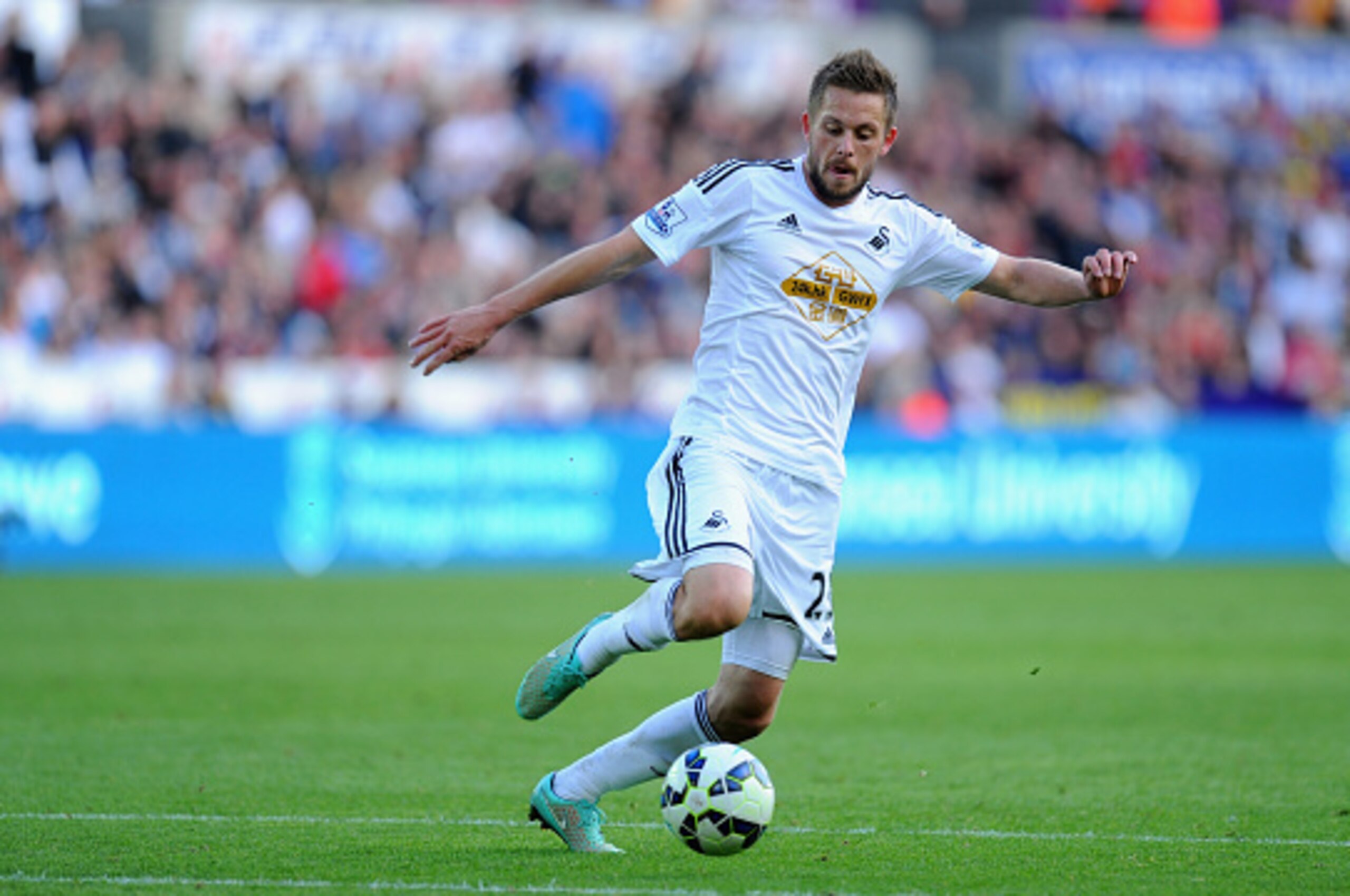 SWANSEA, WALES - OCTOBER 04:  Swansea player Gylfi Sigurdsson in action during the Barclays Premier League match between Swansea City and Newcastle United at Liberty Stadium on October 4, 2014 in Swansea, Wales.  (Photo by Stu Forster/Getty Images)