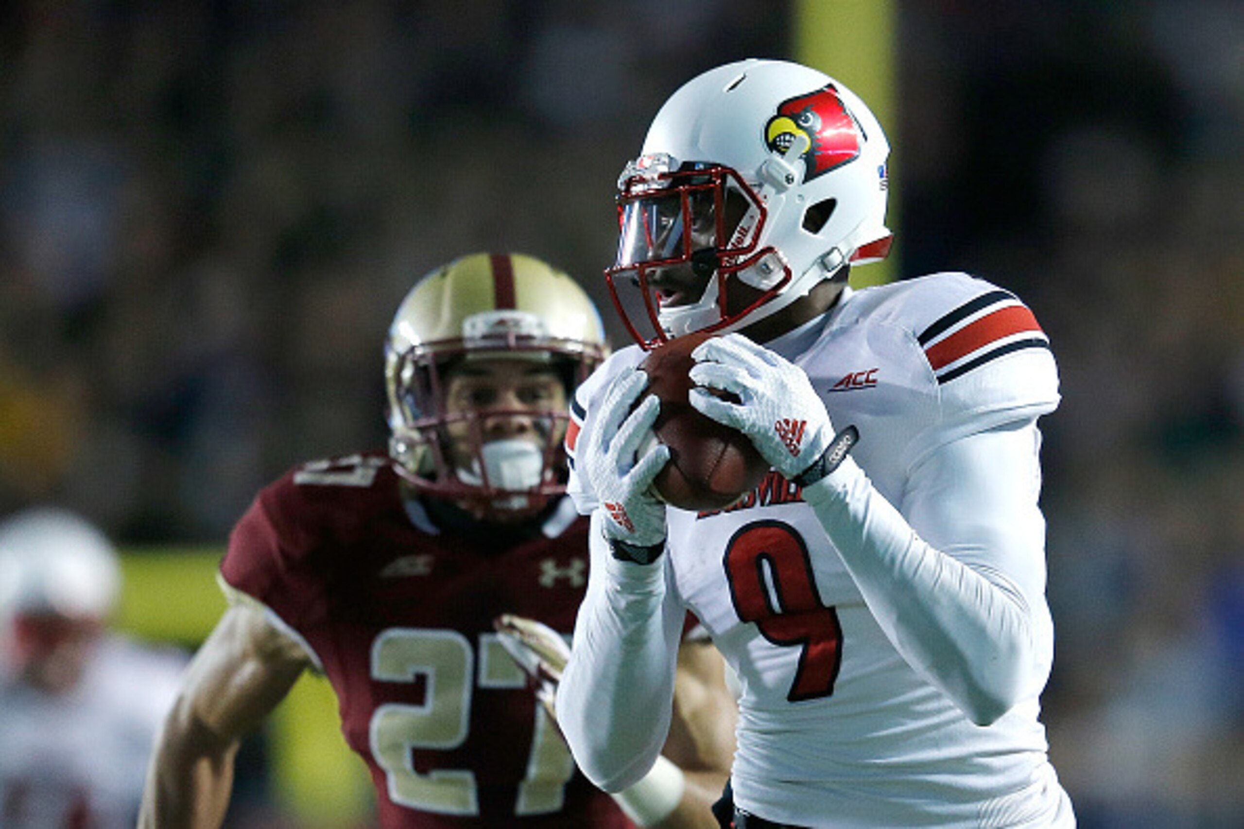 CHESTNUT HILL, MA - NOVEMBER 8:  DeVante Parker #9 of the Louisville Cardinals catches a pass against the Boston College Eagles in the second quarter at Alumni Stadium on November 8, 2014 in Chestnut Hill, Massachusetts. (Photo by Jim Rogash/Getty Images)