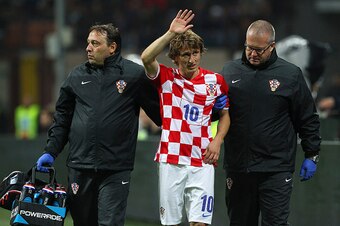 MILAN, ITALY - NOVEMBER 16:  Luka Modric (C) of Croatia walks off with an injury during the EURO 2016 Group H Qualifier match between Italy and Croatia at Stadio Giuseppe Meazza on November 16, 2014 in Milan, Italy.  (Photo by Marco Luzzani/Getty Images)