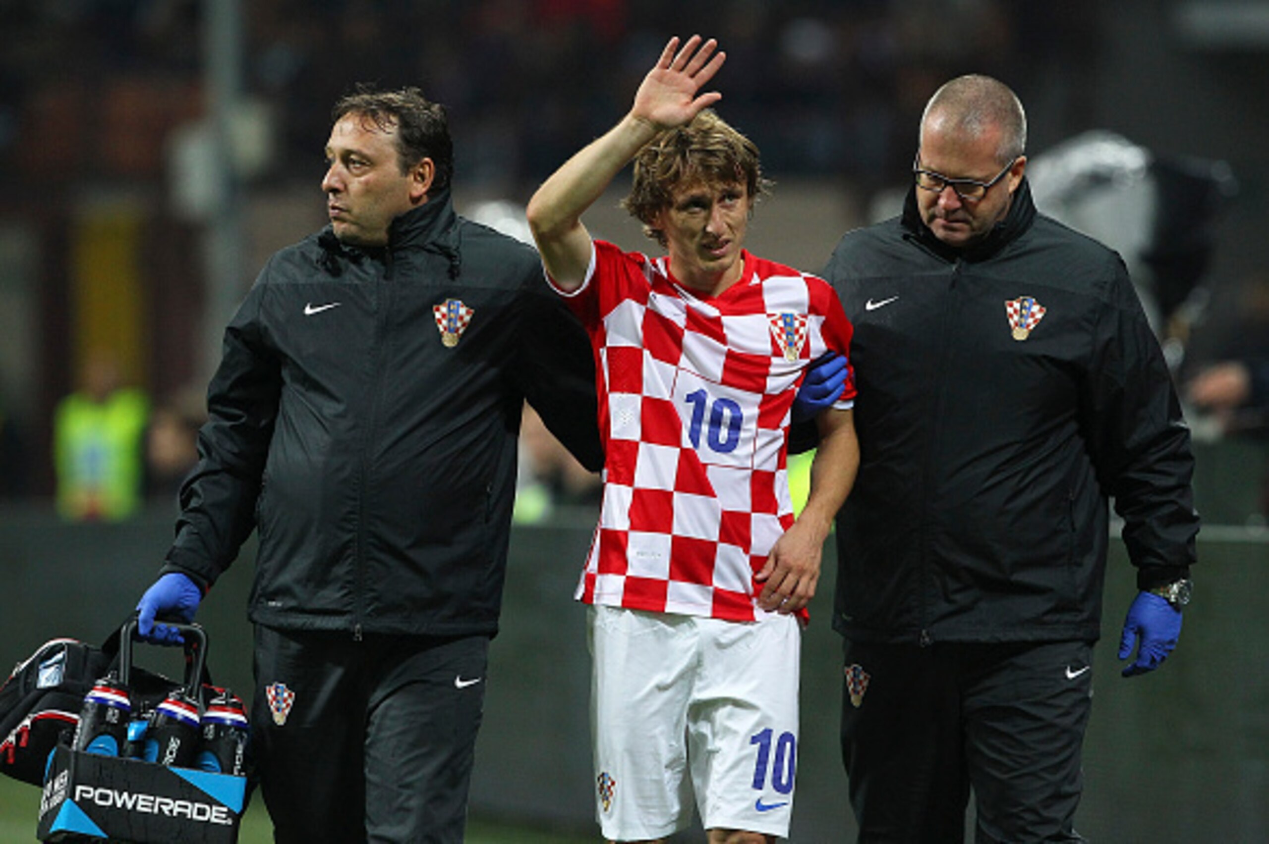 MILAN, ITALY - NOVEMBER 16: Luka Modric (C) of Croatia walks off with an injury during the EURO 2016 Group H Qualifier match between Italy and Croatia at Stadio Giuseppe Meazza on November 16, 2014 in Milan, Italy. (Photo by Marco Luzzani/Getty Images) MILAN, ITALY - NOVEMBER 16: Luka Modric (C) of Croatia walks off with an injury during the EURO 2016 Group H Qualifier match between Italy and Croatia at Stadio Giuseppe Meazza on November 16, 2014 in Milan, Italy. (Photo by Marco Luzzani/Getty Images)