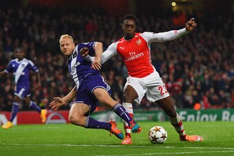 LONDON, ENGLAND - NOVEMBER 04:  Danny Welbeck of Arsenal battles with Olivier Deschacht of Anderlecht during the UEFA Champions League Group D match between Arsenal FC and RSC Anderlecht at Emirates Stadium on November 4, 2014 in London, United Kingdom.  