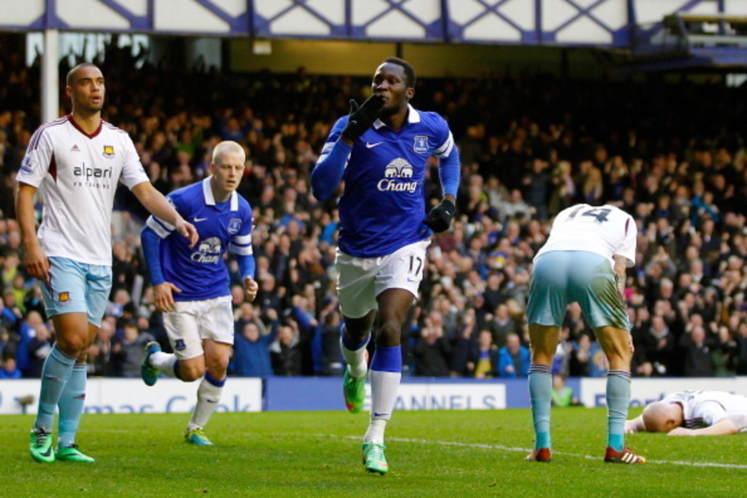 LIVERPOOL, ENGLAND - MARCH 01: Romelu Lukaku of Everton celebrates his goal during the Barclays Premier League match between Everton and West Ham at Goodison Park on March 1, 2014 in Liverpool, England. (Photo by Paul Thomas/Getty Images) LIVERPOOL, ENGLAND - MARCH 01: Romelu Lukaku of Everton celebrates his goal during the Barclays Premier League match between Everton and West Ham at Goodison Park on March 1, 2014 in Liverpool, England. (Photo by Paul Thomas/Getty Images)