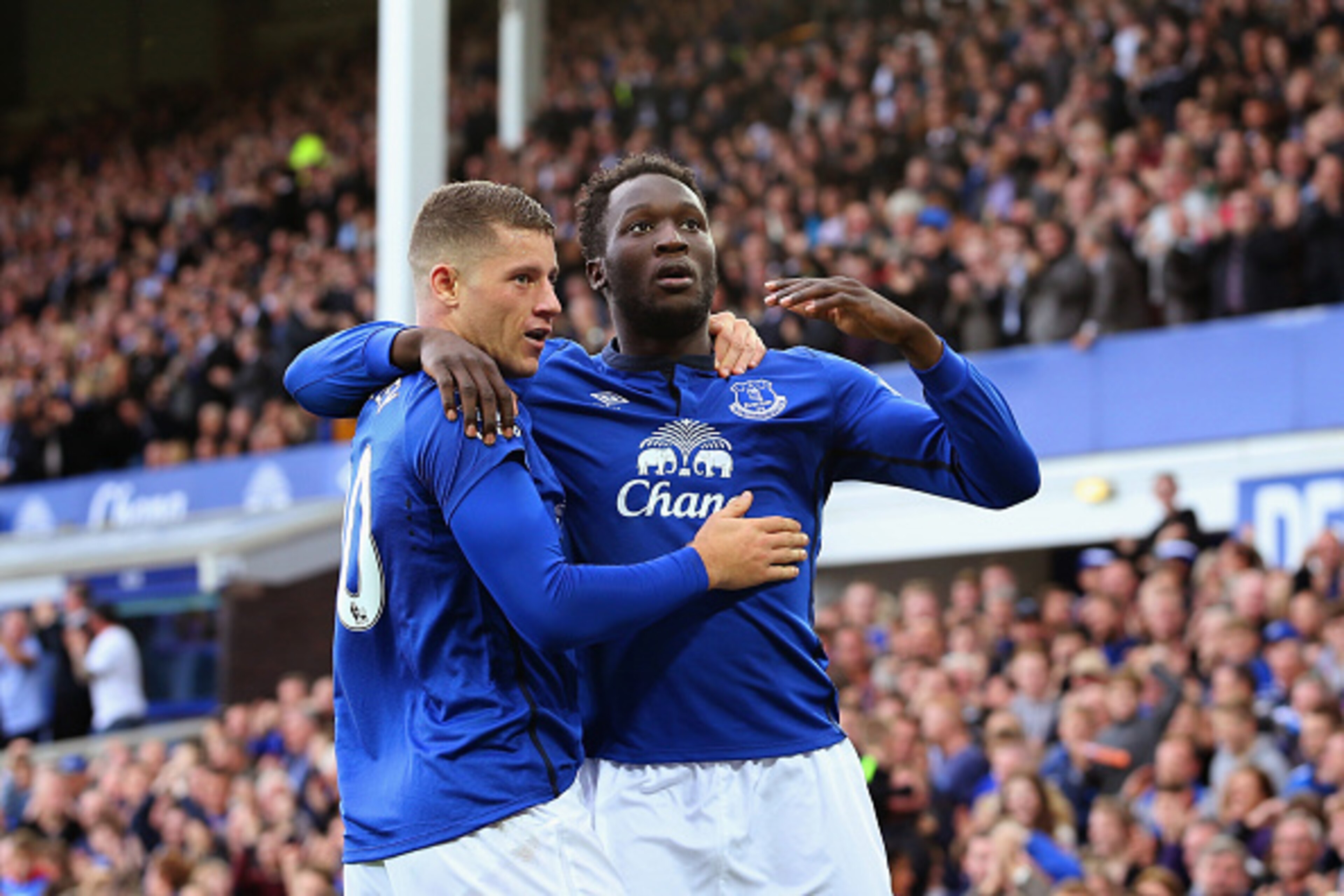 LIVERPOOL, ENGLAND - OCTOBER 18:  Romelu Lukaku of Everton celebrates scoring their second goal with Ross Barkley of Everton during the Barclays Premier League match between Everton and Aston Villa at Goodison Park on October 18, 2014 in Liverpool, Englan