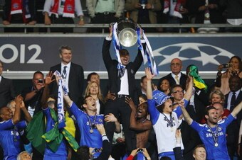 MUNICH, GERMANY - MAY 19:  Roberto Di Matteo interim manager of Chelsea lifts the trophy in celebration after their victory in the UEFA Champions League Final between FC Bayern Muenchen and Chelsea at the Fussball Arena München on May 19, 2012 in Munich, 