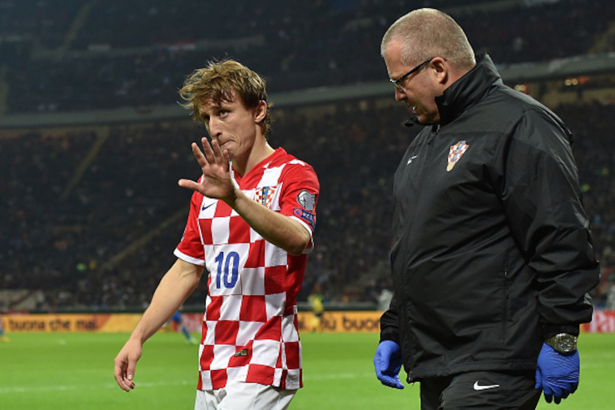 MILAN, ITALY - NOVEMBER 16:  Luka Modric (L) of Croatia walks off with an injury during the EURO 2016 Group H Qualifier match between Italy and Croatia at Stadio Giuseppe Meazza on November 16, 2014 in Milan, Italy.  (Photo by Valerio Pennicino/Getty Imag