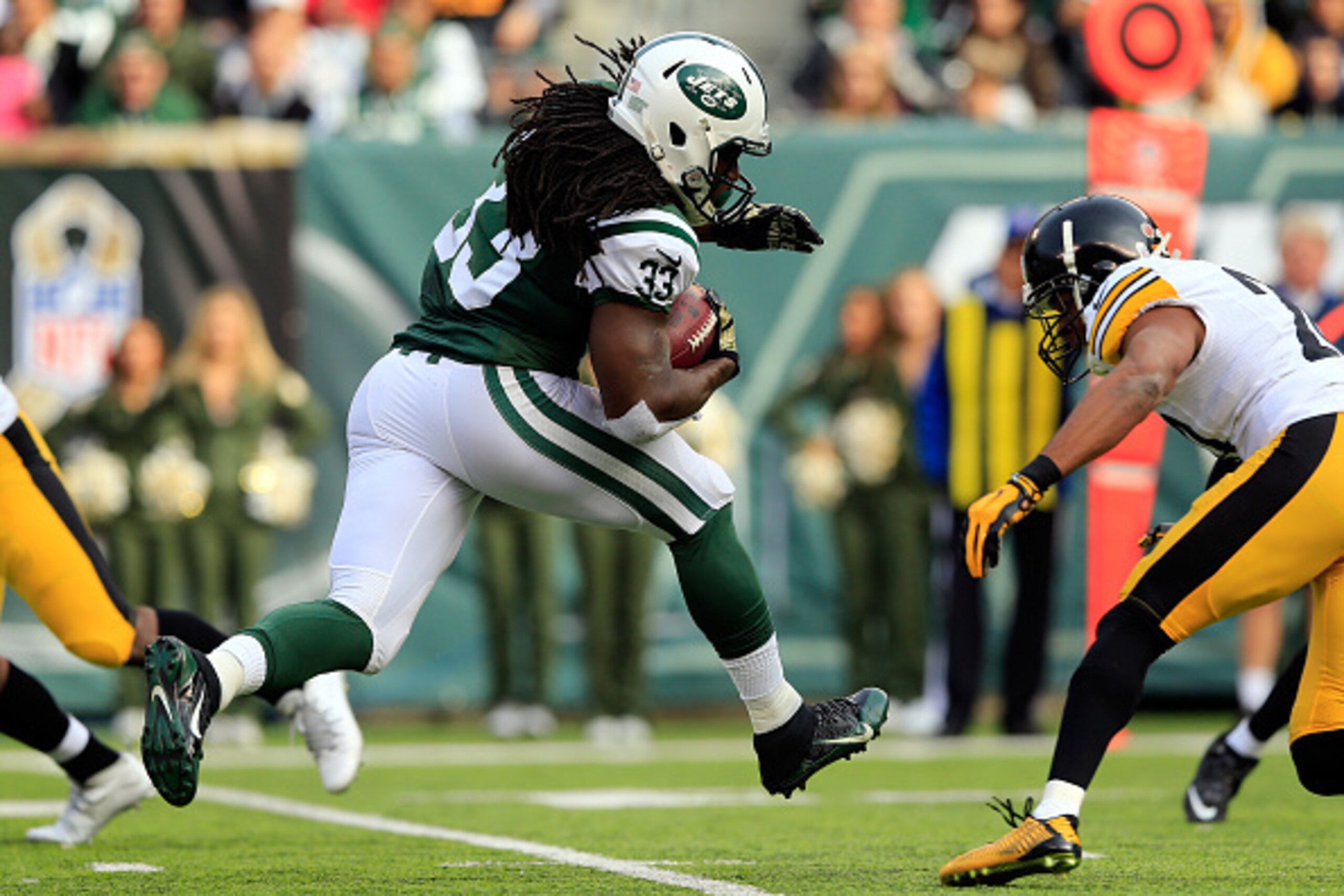 EAST RUTHERFORD, NJ - NOVEMBER 09:  Running back Chris Ivory #33 of the New York Jets carries the ball in the first quarter against the Pittsburgh Steelers during a game at MetLife Stadium on November 9, 2014 in East Rutherford, New Jersey.  (Photo by Ale