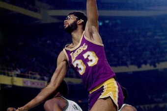 BOSTON - 1976:  Kareem Abdul-Jabar #33 of the Los Angeles Lakers shoots a hook shot against the Boston Celtics during a 1976 NBA game at the Boston Garden in Boston, Massachusetts. NOTE TO USER: User expressly acknowledges that, by downloading and or usin
