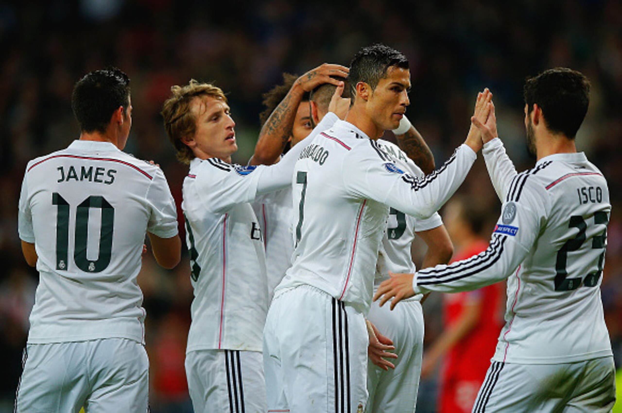 MADRID, SPAIN - NOVEMBER 04:  Cristiano Ronaldo of Real Madrid CF high fives Isco of Real Madrid CF as Karim Benzema of Real Madrid CF celebrates scoring the first goal with team mates during the UEFA Champions League Group B match between Real Madrid CF 