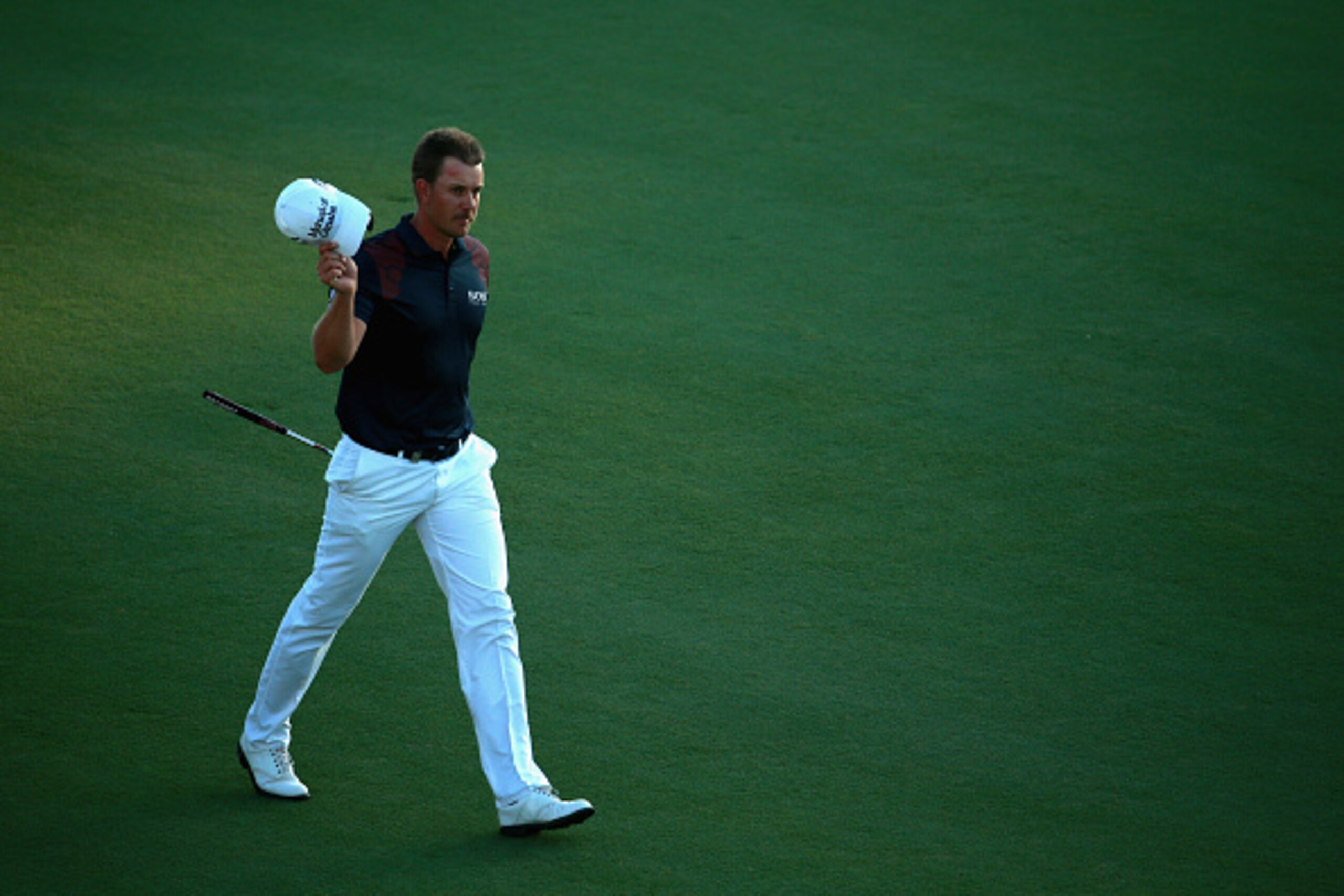 DUBAI, UNITED ARAB EMIRATES - NOVEMBER 22:  Henrik Stenson of Sweden acknowledges the crowd on the 18th green during the third round of the DP World Tour Championship at Jumeirah Golf Estates on November 22 on November 22, 2014 in Dubai, United Arab Emira