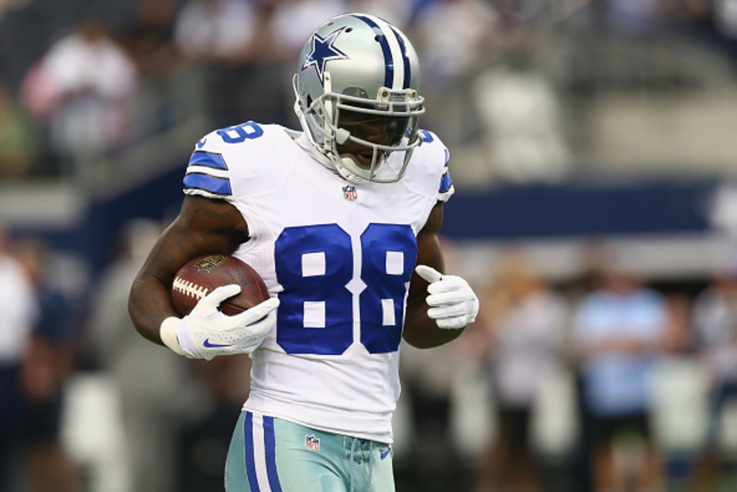 ARLINGTON, TX - OCTOBER 19:  Dez Bryant #88 of the Dallas Cowboys at AT&T Stadium on October 19, 2014 in Arlington, Texas.  (Photo by Ronald Martinez/Getty Images)