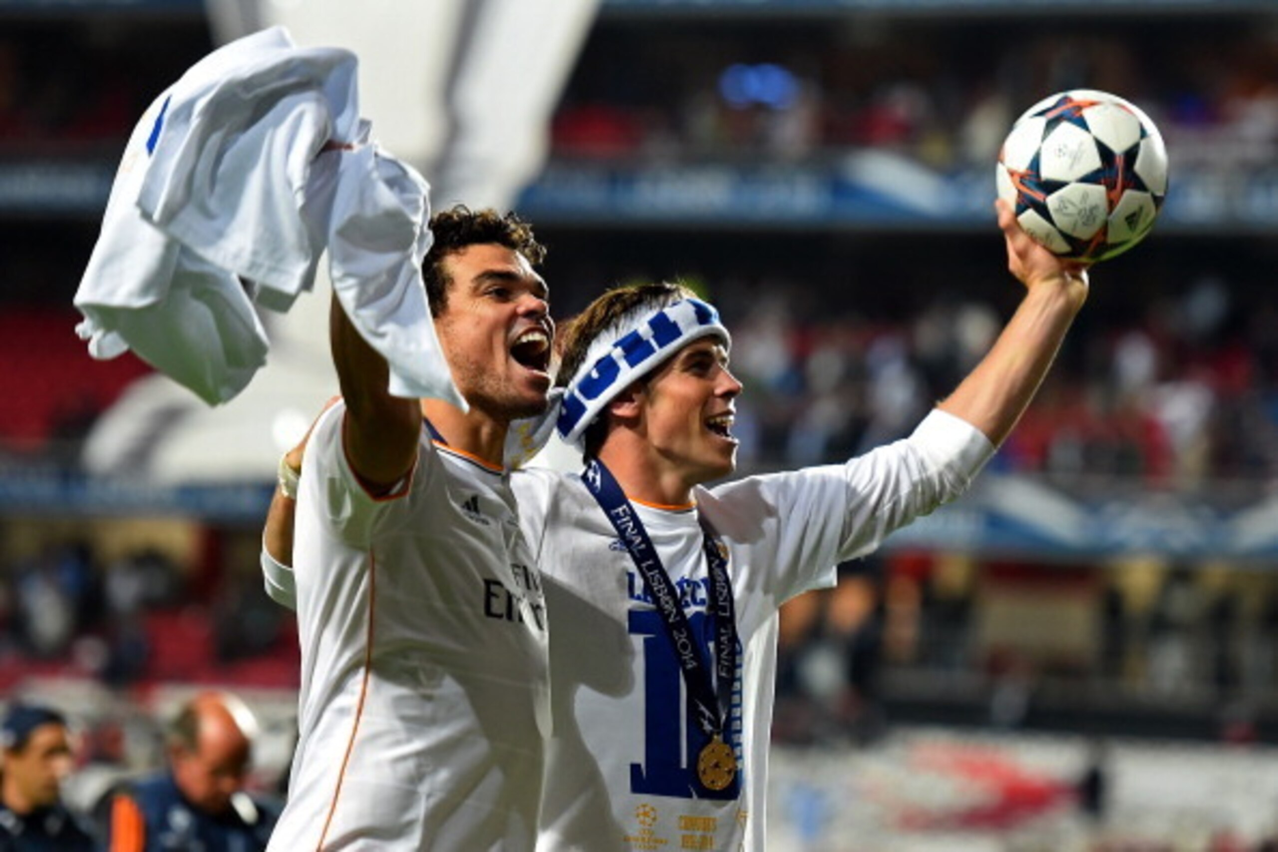 LISBON, PORTUGAL - MAY 24:  Pepe of Real Madrid and Gareth Bale of Real Madrid celebrate victory in the UEFA Champions League Final between Real Madrid and Atletico de Madrid at Estadio da Luz on May 24, 2014 in Lisbon, Portugal.  (Photo by Laurence Griff