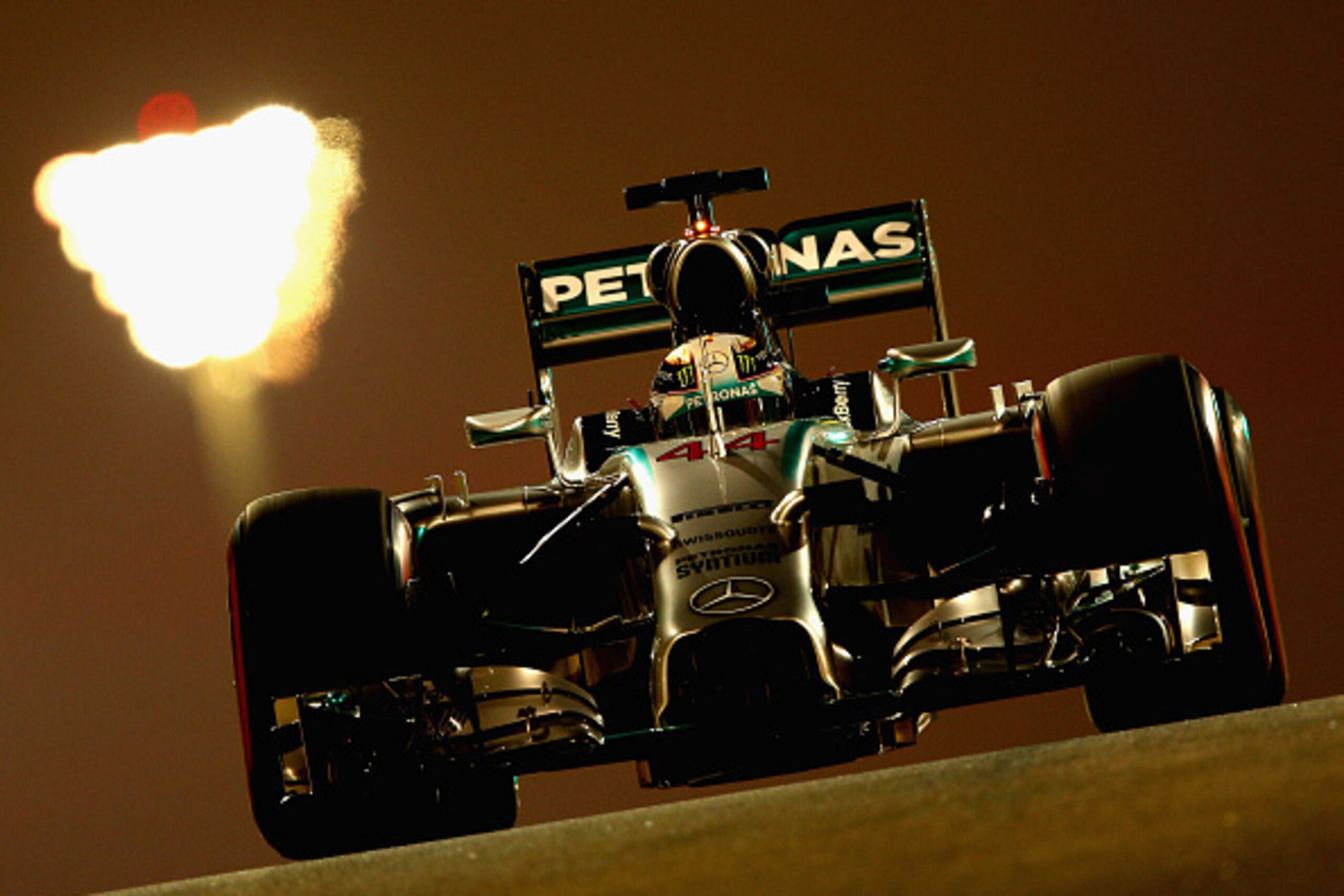 ABU DHABI, UNITED ARAB EMIRATES - NOVEMBER 22:  Lewis Hamilton of Great Britain and Mercedes GP drives  during qualifying for the Abu Dhabi Formula One Grand Prix at Yas Marina Circuit on November 22, 2014 in Abu Dhabi, United Arab Emirates.  (Photo by Cl