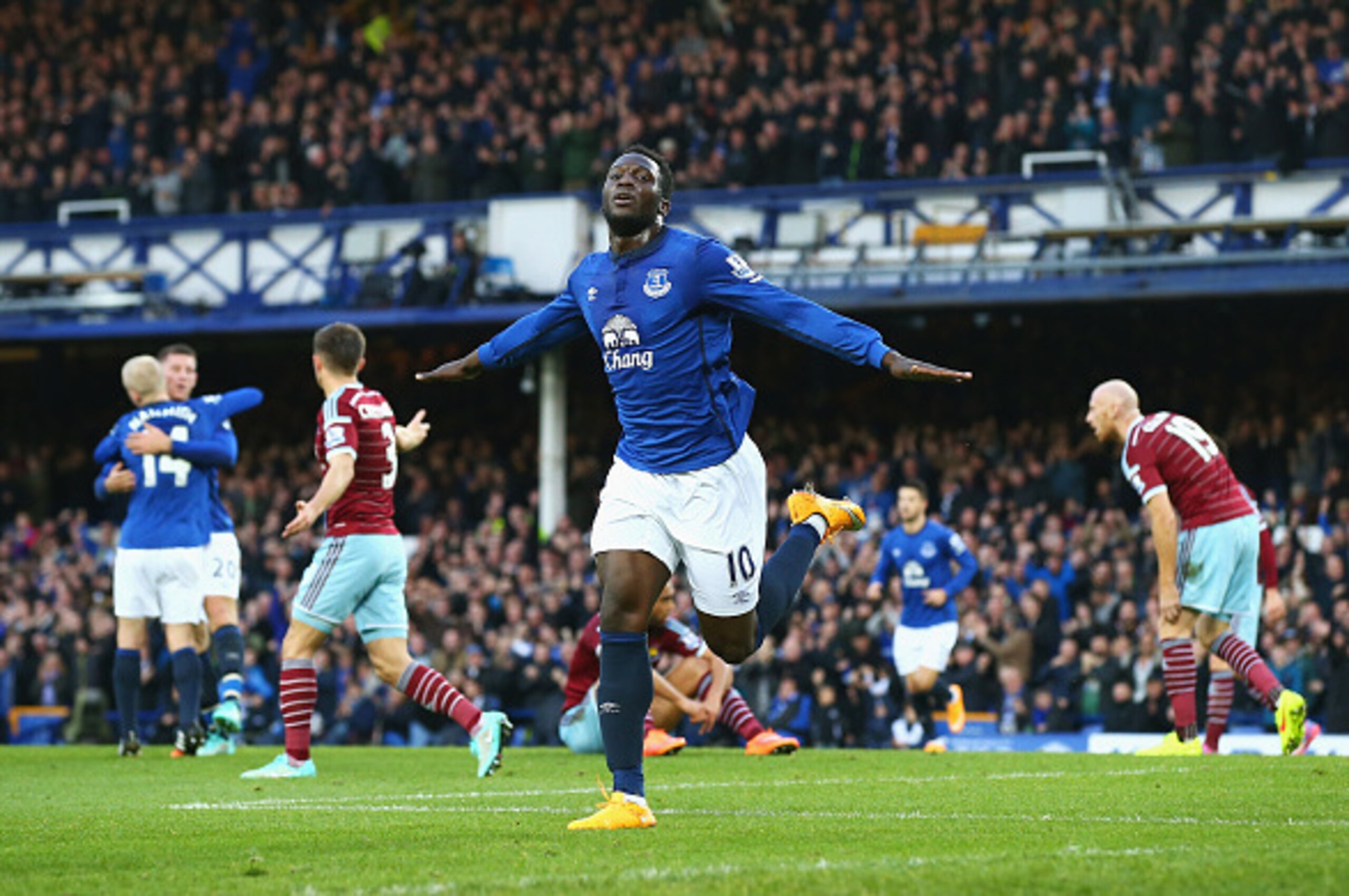 LIVERPOOL, ENGLAND - NOVEMBER 22: Romelu Lukaku of Everton celebrates scoring the opening goal during the Barclays Premier League match between Everton and West Ham United at Goodison Park on November 22, 2014 in Liverpool, England.  (Photo by Matthew Lew