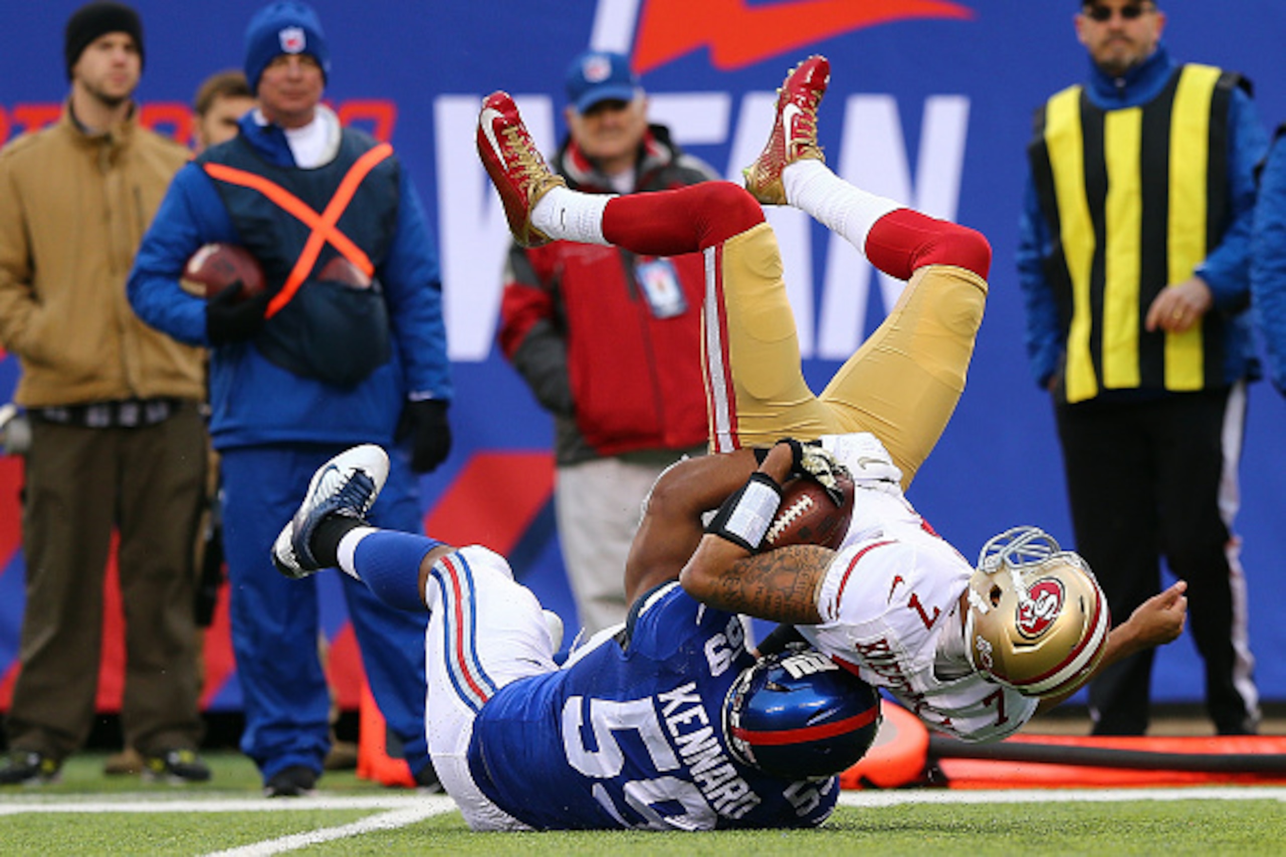 EAST RUTHERFORD, NJ - NOVEMBER 16:    Devon Kennard #59 of the New York Giants sacks Colin Kaepernick #7 of the San Francisco 49ers in the first quarter at MetLife Stadium on November 16, 2014 in East Rutherford, New Jersey.  (Photo by Elsa/Getty Images)