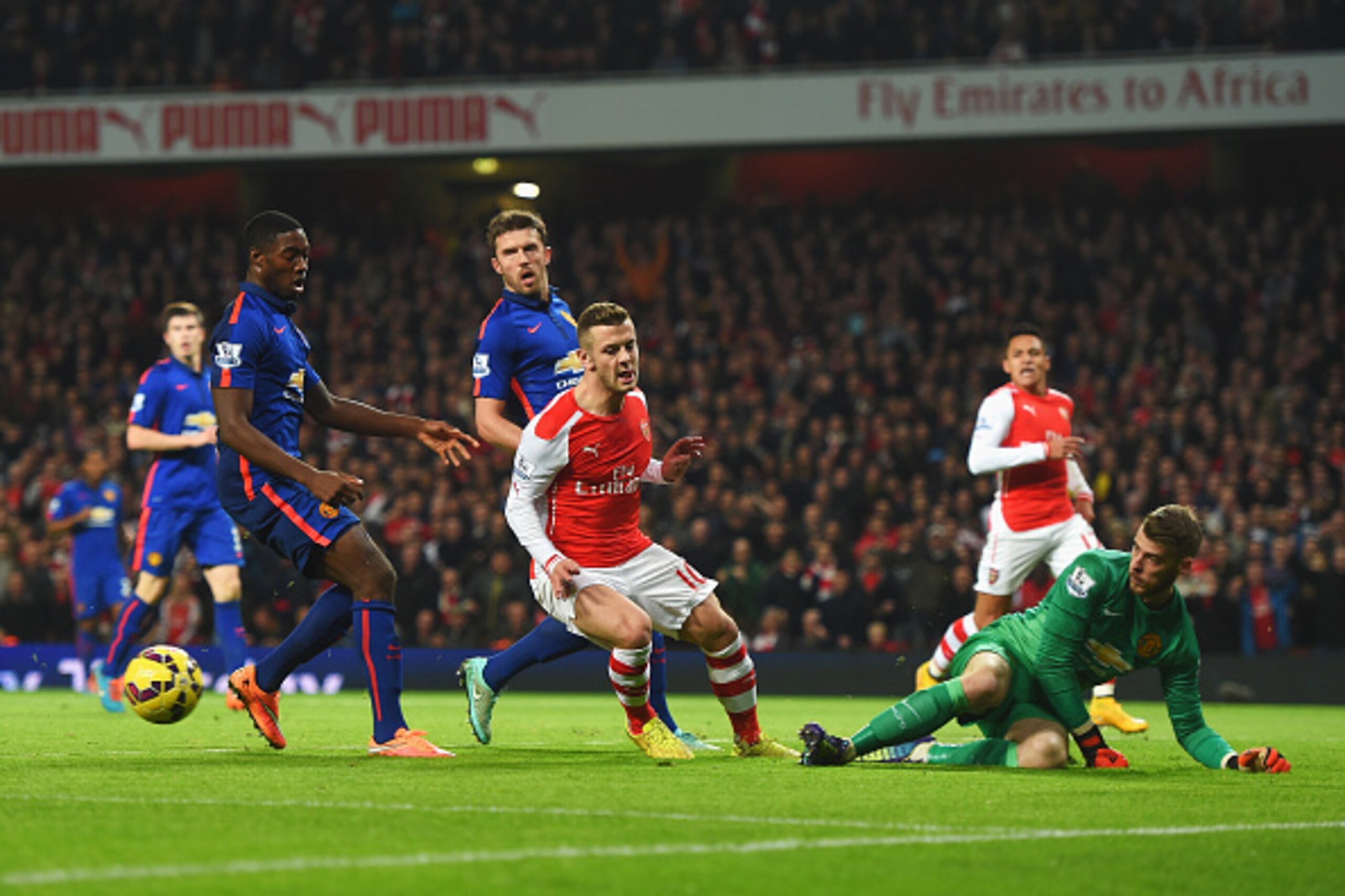 LONDON, ENGLAND - NOVEMBER 22: Jack Wilshere of Arsenal has a shot saved by David De Gea of Manchester United during the Barclays Premier League match between Arsenal and Manchester United at Emirates Stadium on November 22, 2014 in London, England.  (Pho