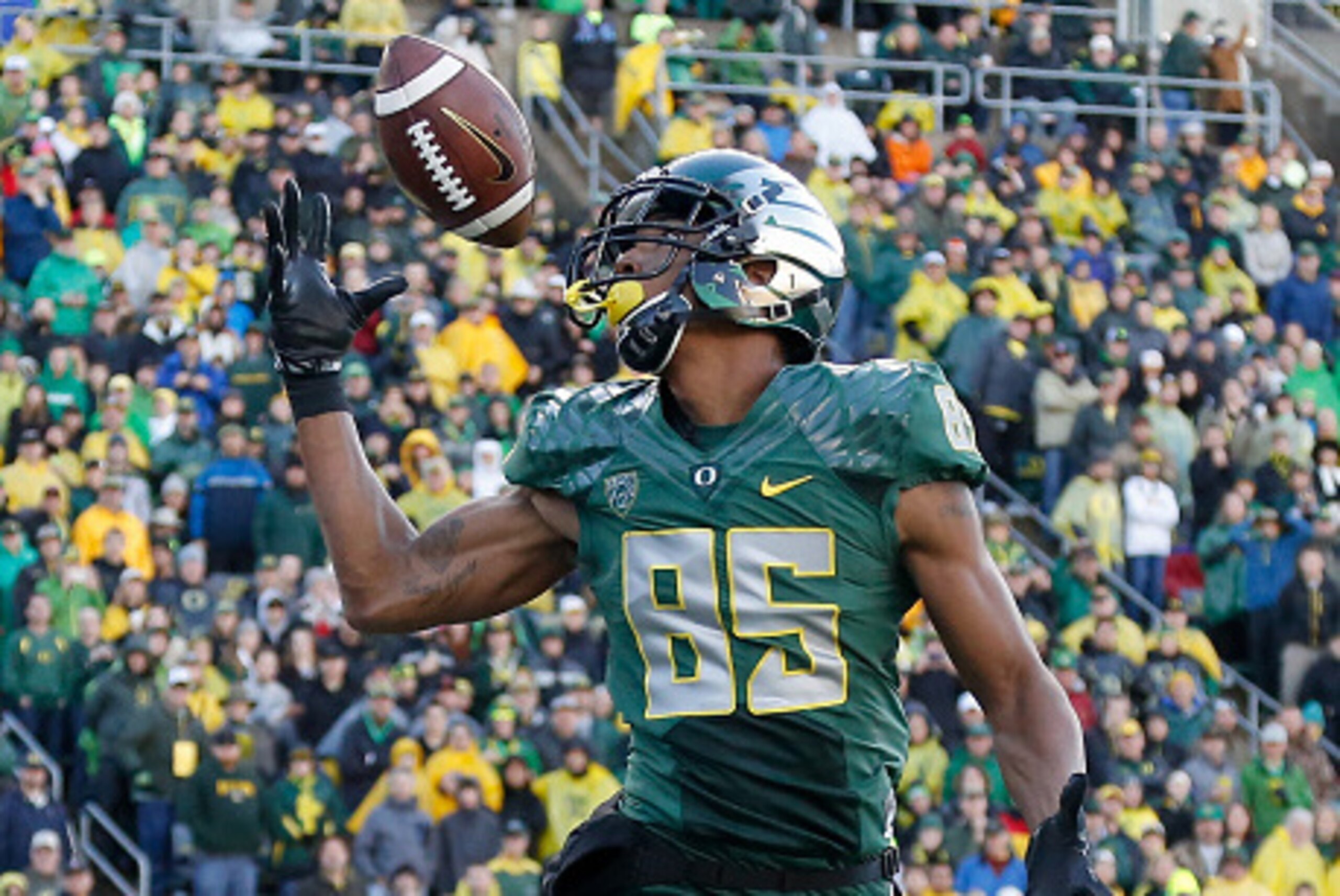 EUGENE, OR - NOVEMBER 22: Tight end Pharaoh Brown #85 of the Oregon Ducks just misses making a touchdown catch against the Colorado Buffaloes at Autzen Stadium on November 22, 2014 in Eugene, Oregon. The Ducks defeated the Buffaloes 44-10. (Photo by Ott EUGENE, OR - NOVEMBER 22: Tight end Pharaoh Brown #85 of the Oregon Ducks just misses making a touchdown catch against the Colorado Buffaloes at Autzen Stadium on November 22, 2014 in Eugene, Oregon. The Ducks defeated the Buffaloes 44-10. (Photo by Ott