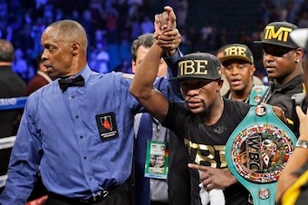 Floyd Mayweather's ties to Showtime are an obstacle to fighting Pacquiao.