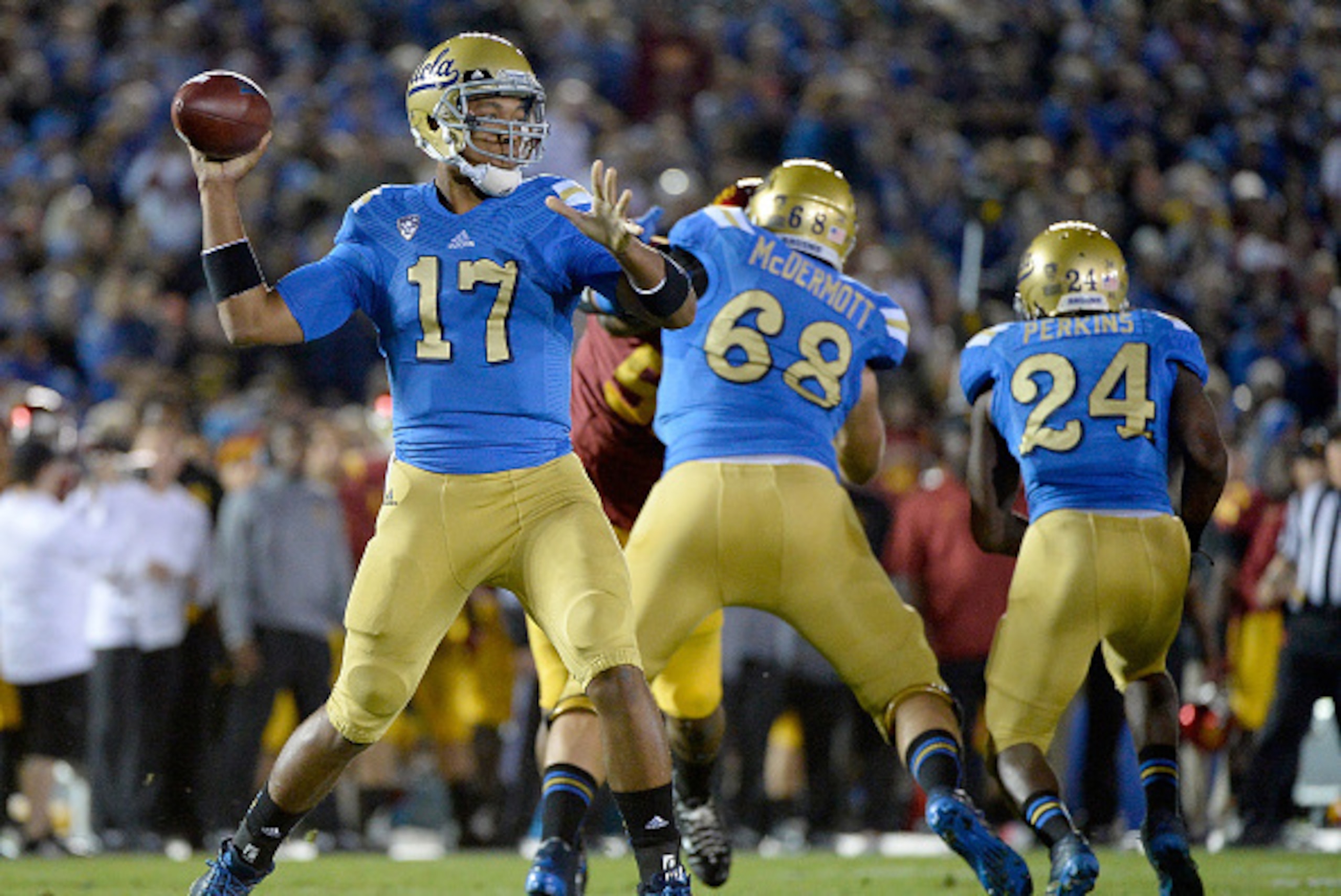 PASADENA, CA - NOVEMBER 22:  Brett Hundley #17 of the UCLA Bruins makes a pass during the first quarter against the USC Trojans at the Rose Bowl on November 22, 2014 in Pasadena, California.  (Photo by Harry How/Getty Images)