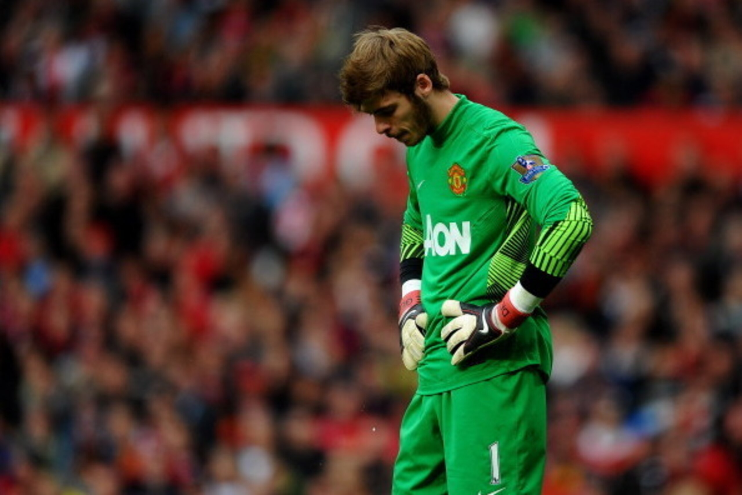 MANCHESTER, ENGLAND - OCTOBER 23:  David de Gea of Manchester United looks dejected during the Barclays Premier League match between Manchester United and Manchester City at Old Trafford on October 23, 2011 in Manchester, England.  (Photo by Laurence Grif