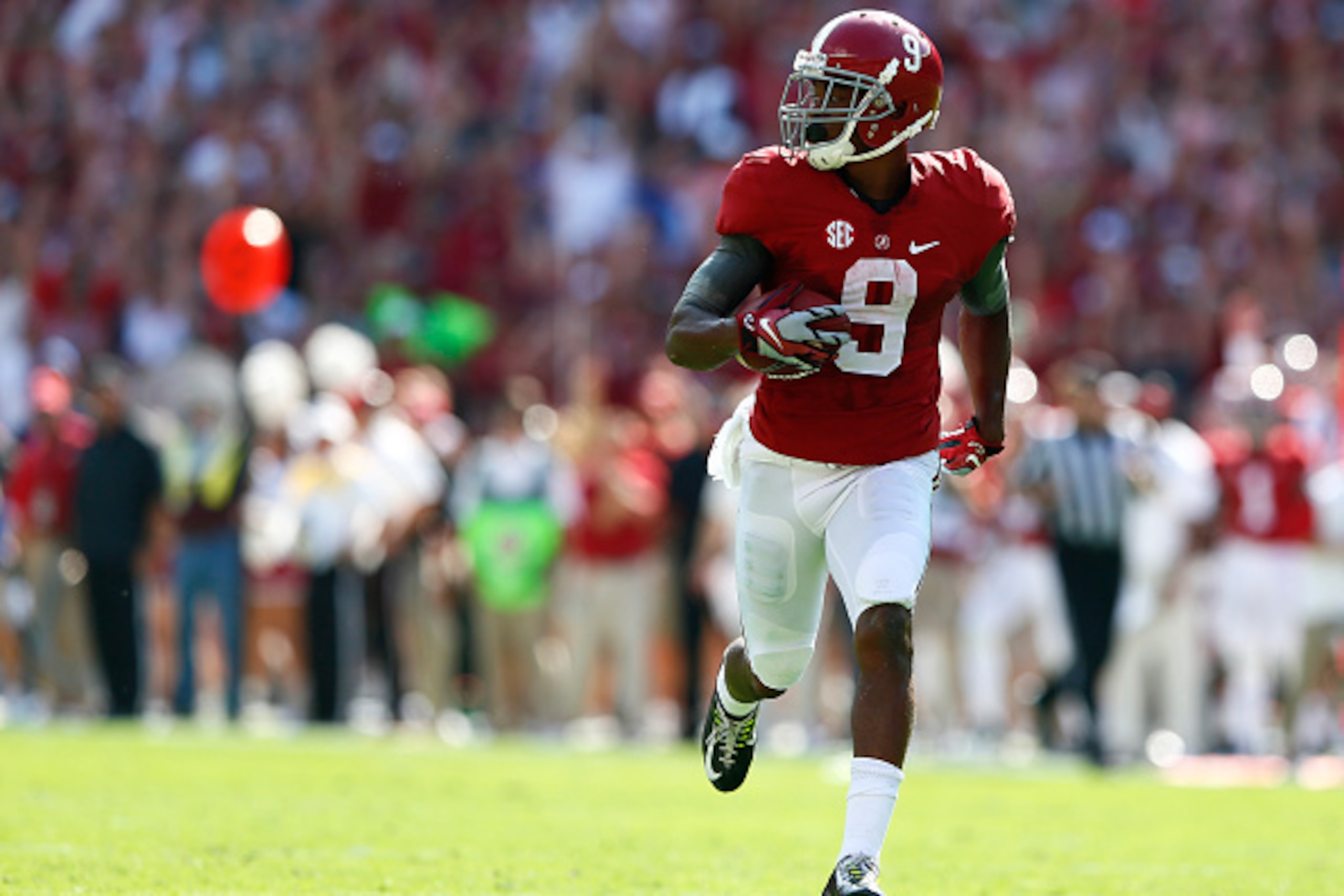 TUSCALOOSA, AL - SEPTEMBER 20:  Amari Cooper #9 of the Alabama Crimson Tide takes in this reception for a touchdown against the Florida Gators at Bryant-Denny Stadium on September 20, 2014 in Tuscaloosa, Alabama.  (Photo by Kevin C. Cox/Getty Images)