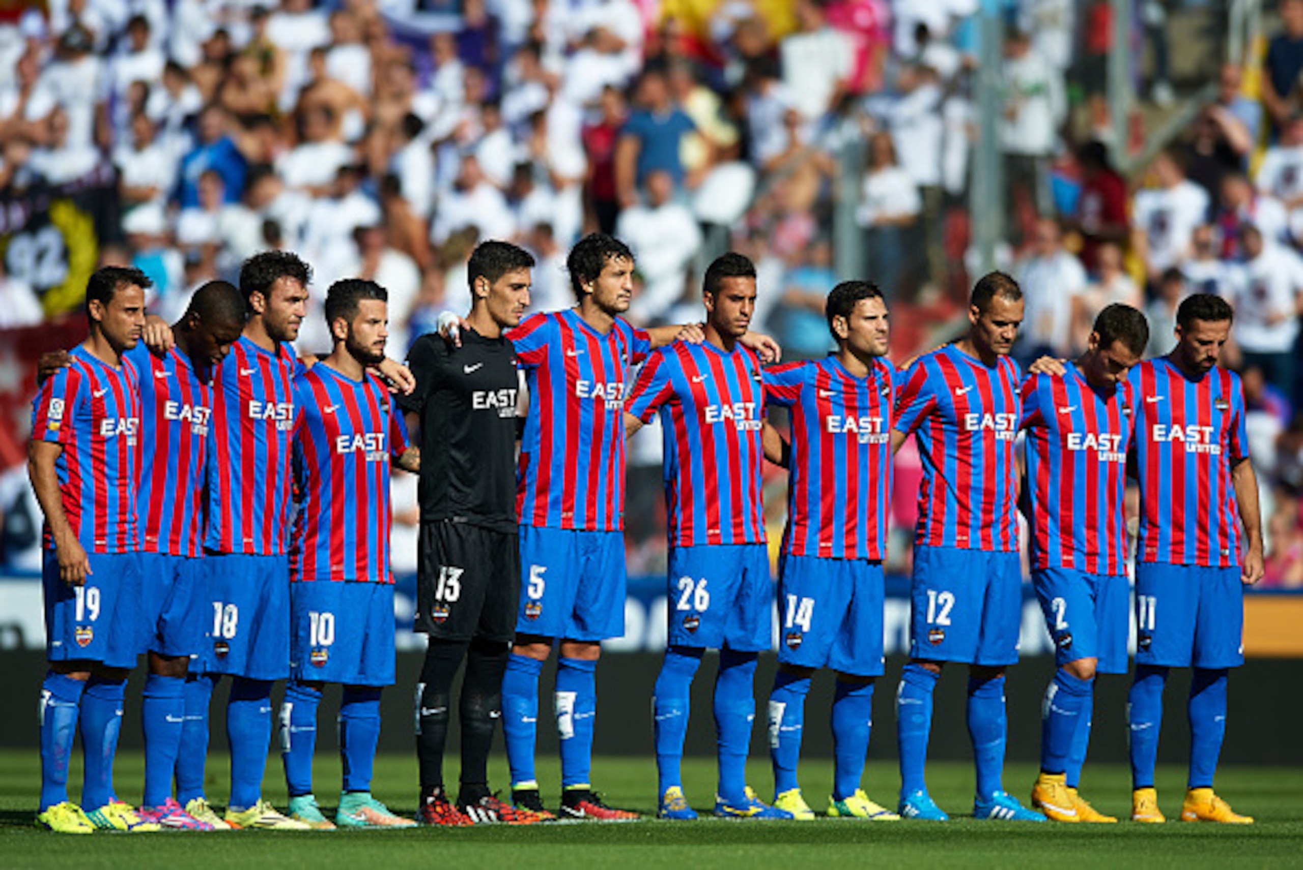 VALENCIA, SPAIN - OCTOBER 18:  Levante team observe a minutes of silence prior to the La Liga match between Levante UD and Real Madrid at Ciutat de Valencia on October 18, 2014 in Valencia, Spain.  (Photo by Manuel Queimadelos Alonso/Getty Images)