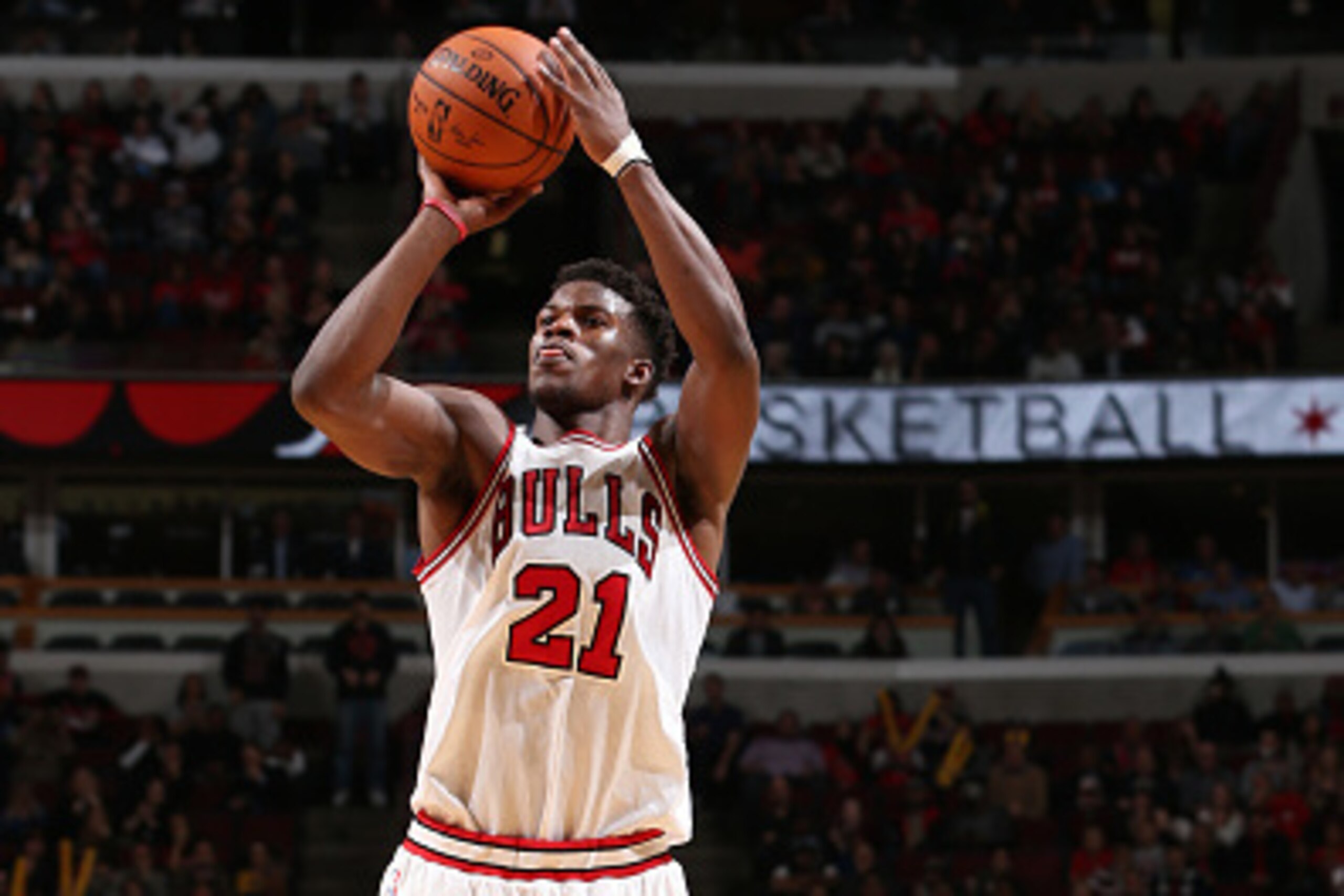 CHICAGO, IL - NOVEMBER 10:  Jimmy Butler #21 of the Chicago Bulls shoots against the Detroit Pistons on November 10, 2014 at the United Center in Chicago, Illinois. NOTE TO USER: User expressly acknowledges and agrees that, by downloading and or using thi