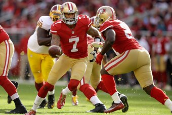 SANTA CLARA, CA - NOVEMBER 23:  Colin Kaepernick #7 of the San Francisco 49ers hands off to Frank Gore #21 of the San Francisco 49ers in the first quarter against the Washington Redskins at Levi's Stadium on November 23, 2014 in Santa Clara, California.  