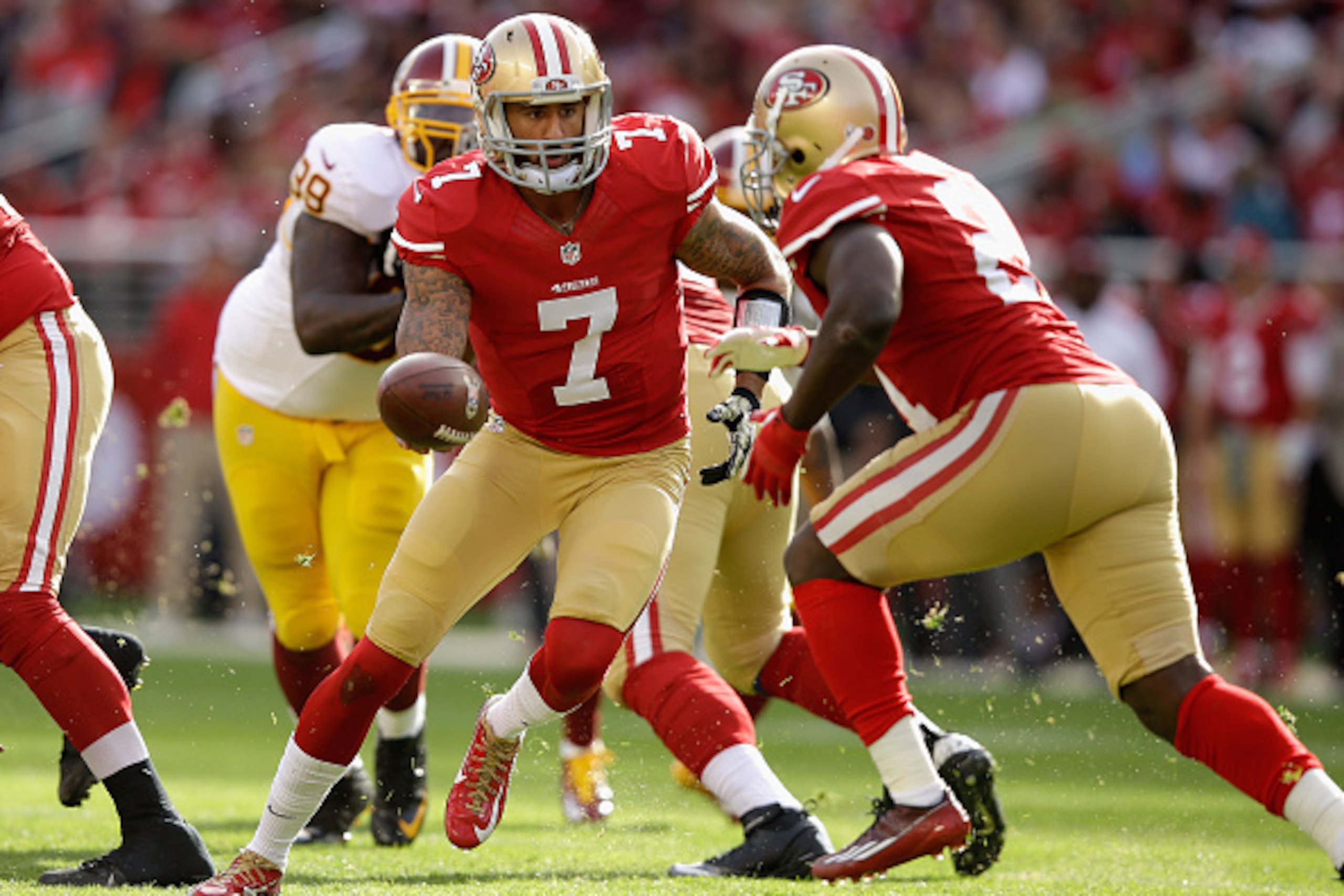 SANTA CLARA, CA - NOVEMBER 23:  Colin Kaepernick #7 of the San Francisco 49ers hands off to Frank Gore #21 of the San Francisco 49ers in the first quarter against the Washington Redskins at Levi's Stadium on November 23, 2014 in Santa Clara, California.  
