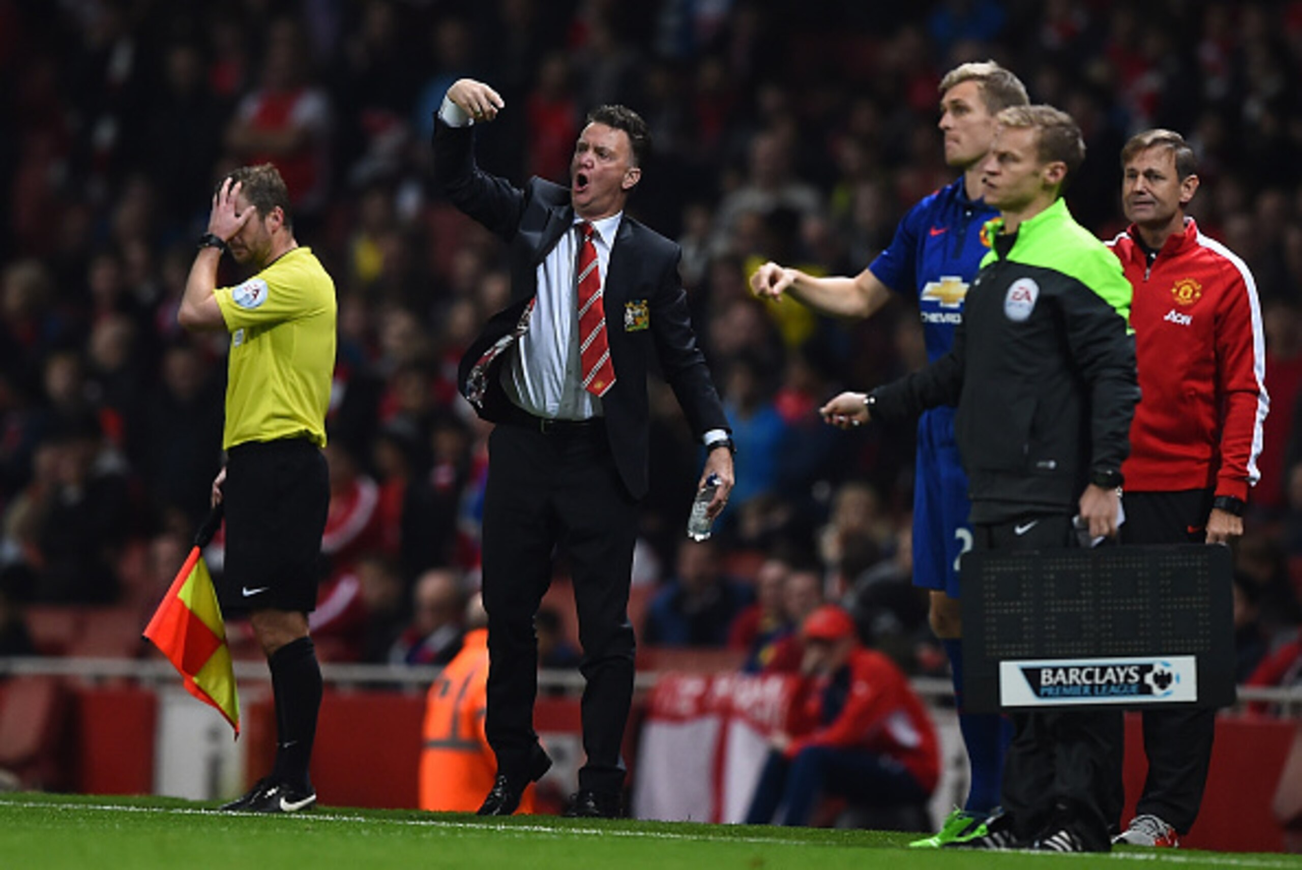 LONDON, ENGLAND - NOVEMBER 22: Louis Van Gaal, Manager of Manchester United (C) gestures on the touchline during the Barclays Premier League match between Arsenal and Manchester United at Emirates Stadium on November 22, 2014 in London, England. (Photo b LONDON, ENGLAND - NOVEMBER 22: Louis Van Gaal, Manager of Manchester United (C) gestures on the touchline during the Barclays Premier League match between Arsenal and Manchester United at Emirates Stadium on November 22, 2014 in London, England. (Photo b