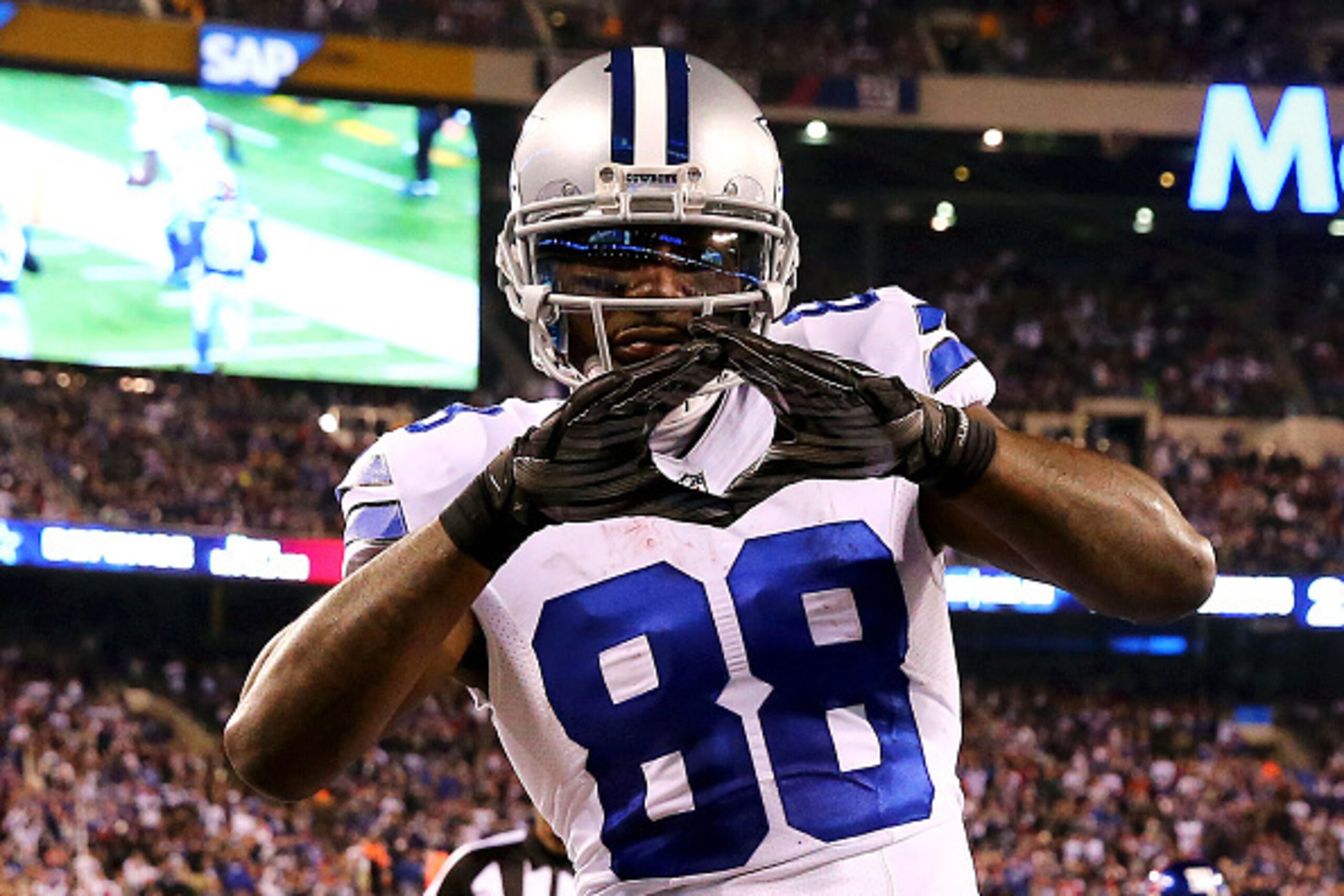EAST RUTHERFORD, NJ - NOVEMBER 23:  Dez Bryant #88 of the Dallas Cowboys celebrates his touchdown in the third quarter against the New York Giants at MetLife Stadium on November 23, 2014 in East Rutherford, New Jersey.  (Photo by Al Bello/Getty Images)