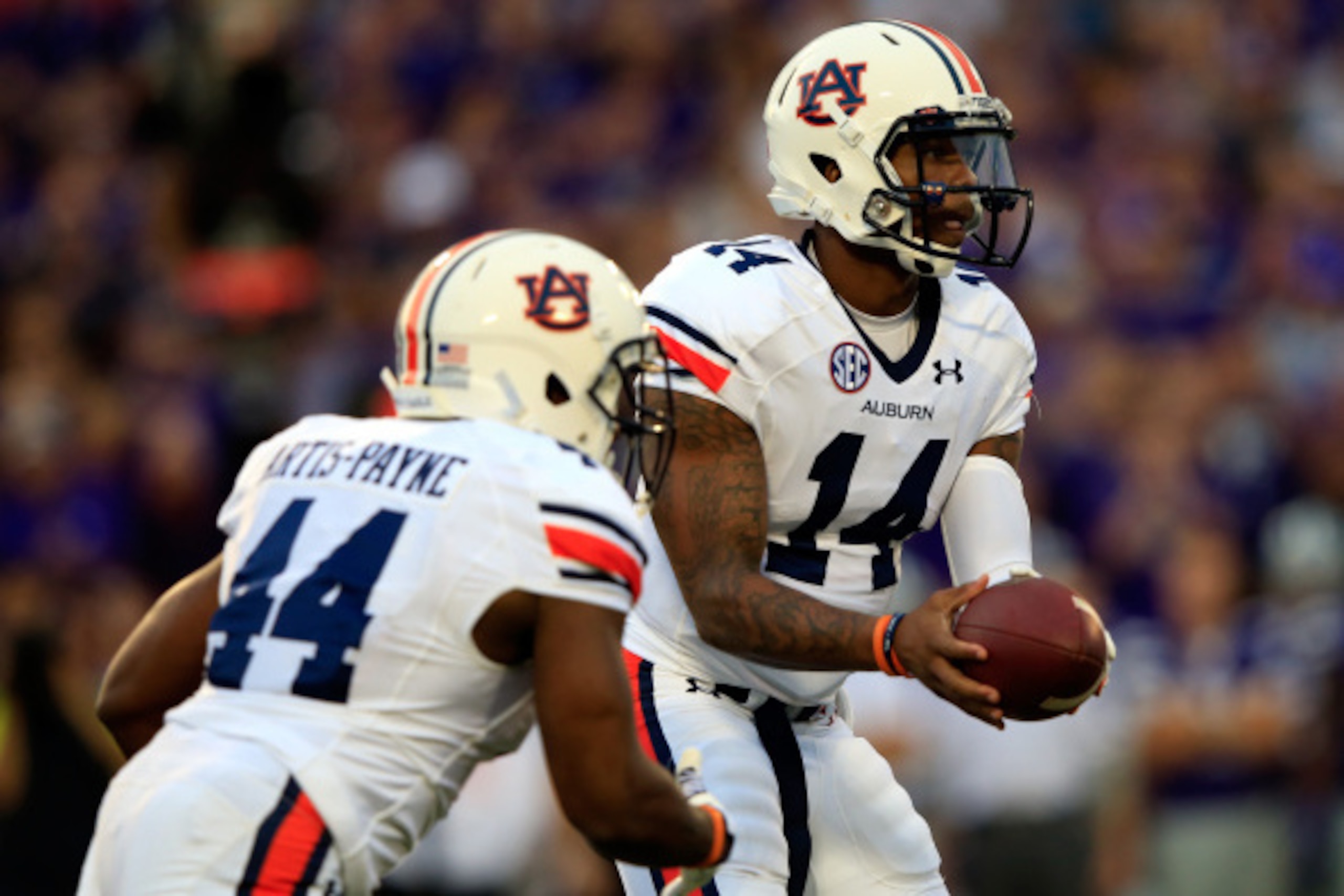MANHATTAN, KS - SEPTEMBER 18:  Quarterback Nick Marshall #14 of the Auburn Tigers hands off to running back Cameron Artis-Payne #44 during the game against the Kansas State Wildcats at Bill Snyder Family Football Stadium on September 18, 2014 in Manhattan