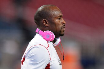 ST LOUIS, MO - OCTOBER 13:  Vernon Davis #85 of the San Francisco 49ers wears 'Beats by Dre' earphones prior to their game against the St. Louis Rams at Edward Jones Dome on October 13, 2014 in St Louis, Missouri.  (Photo by Michael Thomas/Getty Images)