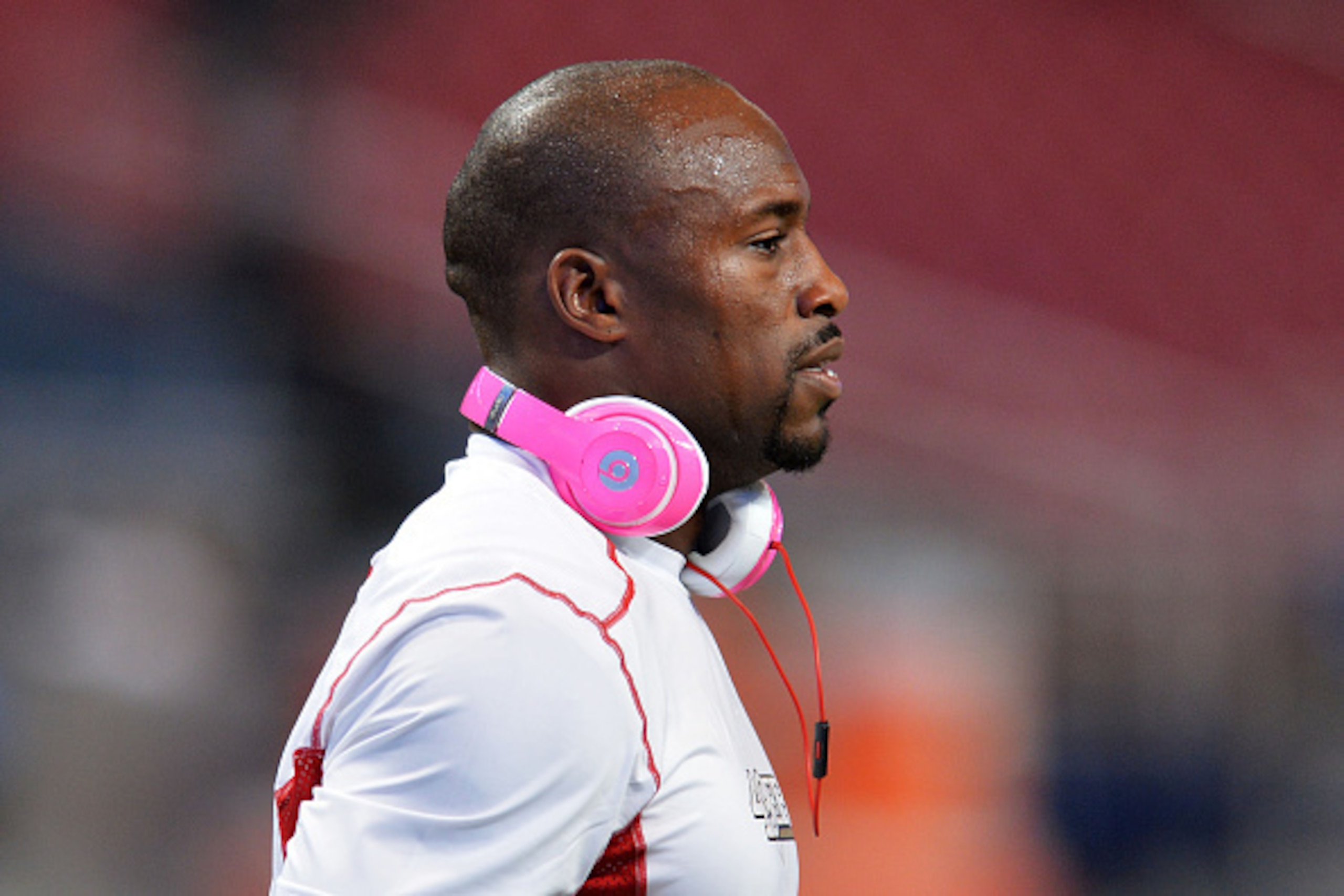 ST LOUIS, MO - OCTOBER 13:  Vernon Davis #85 of the San Francisco 49ers wears 'Beats by Dre' earphones prior to their game against the St. Louis Rams at Edward Jones Dome on October 13, 2014 in St Louis, Missouri.  (Photo by Michael Thomas/Getty Images)