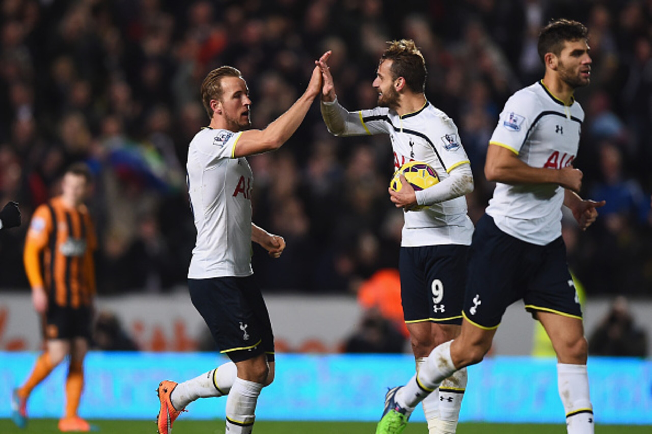 HULL, ENGLAND - NOVEMBER 23:  Harry Kane (L) of Tottenham Hotspur celebrates his goal with Roberto Soldado during the Barclays Premier League match between Hull City and Tottenham Hotspur at KC Stadium on November 23, 2014 in Hull, England.  (Photo by Lau