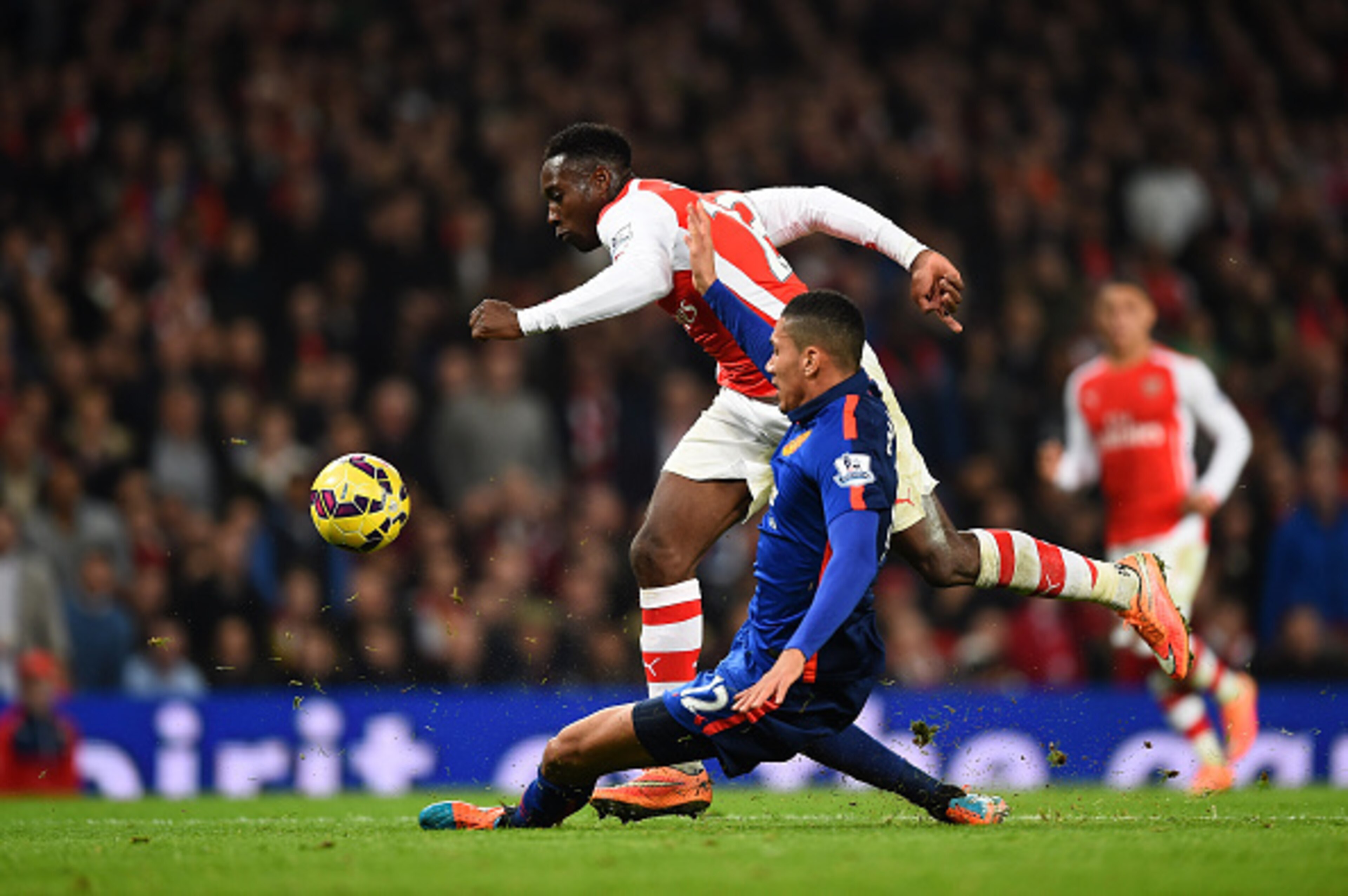 LONDON, ENGLAND - NOVEMBER 22: Danny Welbeck of Arsenal is wackled by Chris Smalling of Manchester United during the Barclays Premier League match between Arsenal and Manchester United at Emirates Stadium on November 22, 2014 in London, England. (Photo by