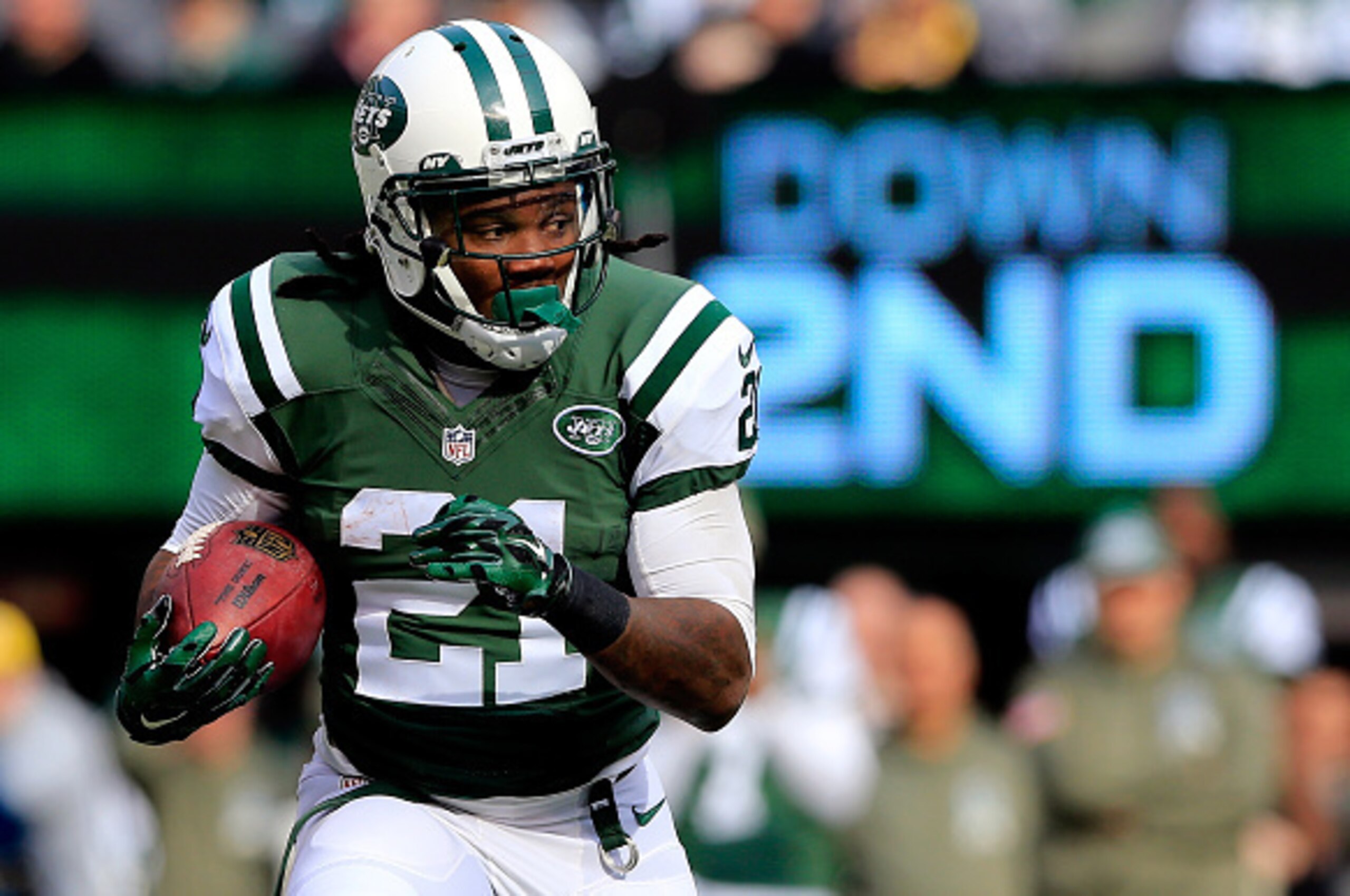 EAST RUTHERFORD, NJ - NOVEMBER 09:  Running back Chris Johnson #21 of the New York Jets carries the ball against the Pittsburgh Steelers during a game at MetLife Stadium on November 9, 2014 in East Rutherford, New Jersey.  (Photo by Alex Trautwig/Getty Im