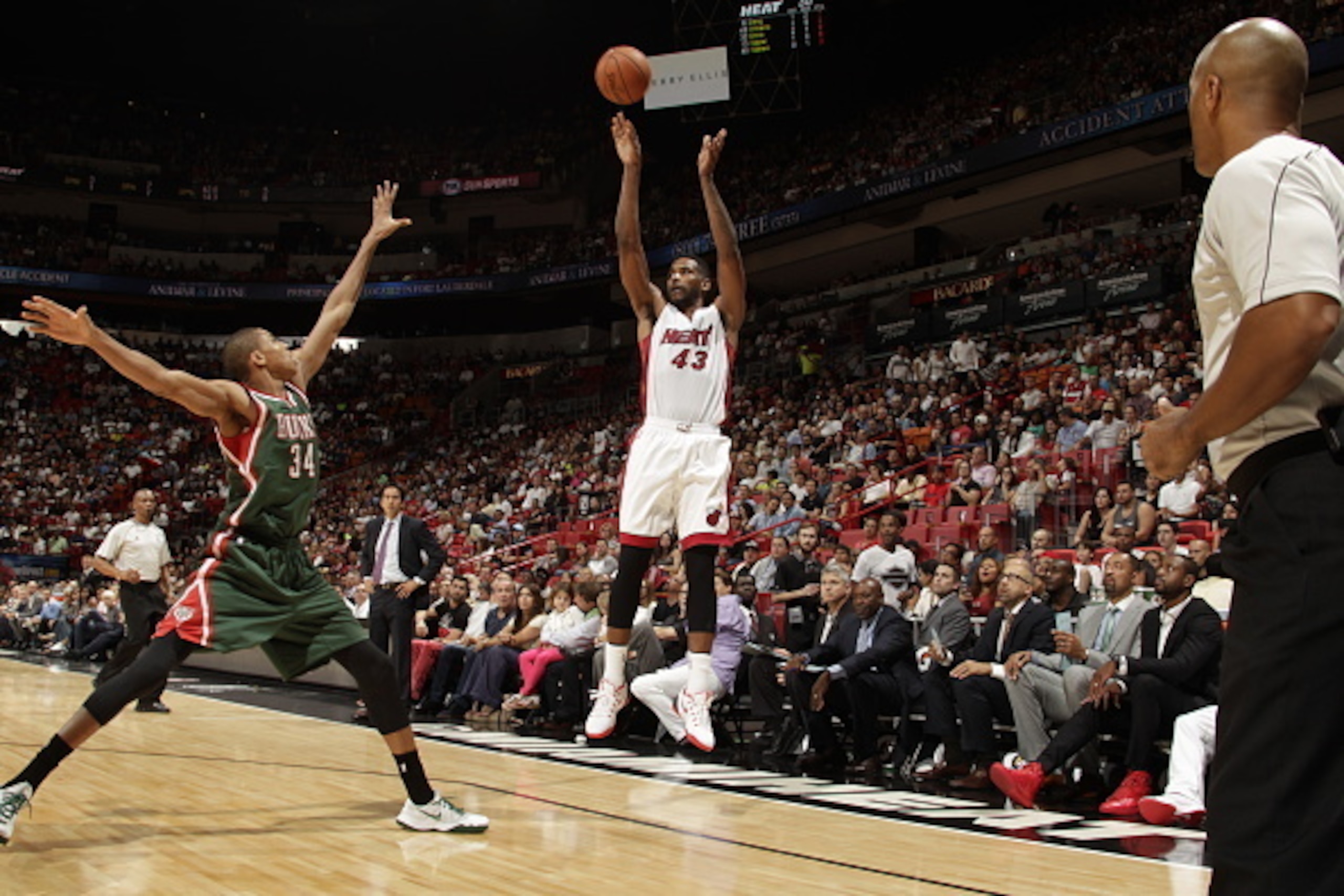 MIAMI, FL - NOVEMBER 16:  Shawne Williams #43 of the Miami Heat shoots the ball against the Milwaukee Bucks during the game on November 16, 2014 at AmericanAirlines Arena in Miami, Florida. NOTE TO USER: User expressly acknowledges and agrees that, by dow